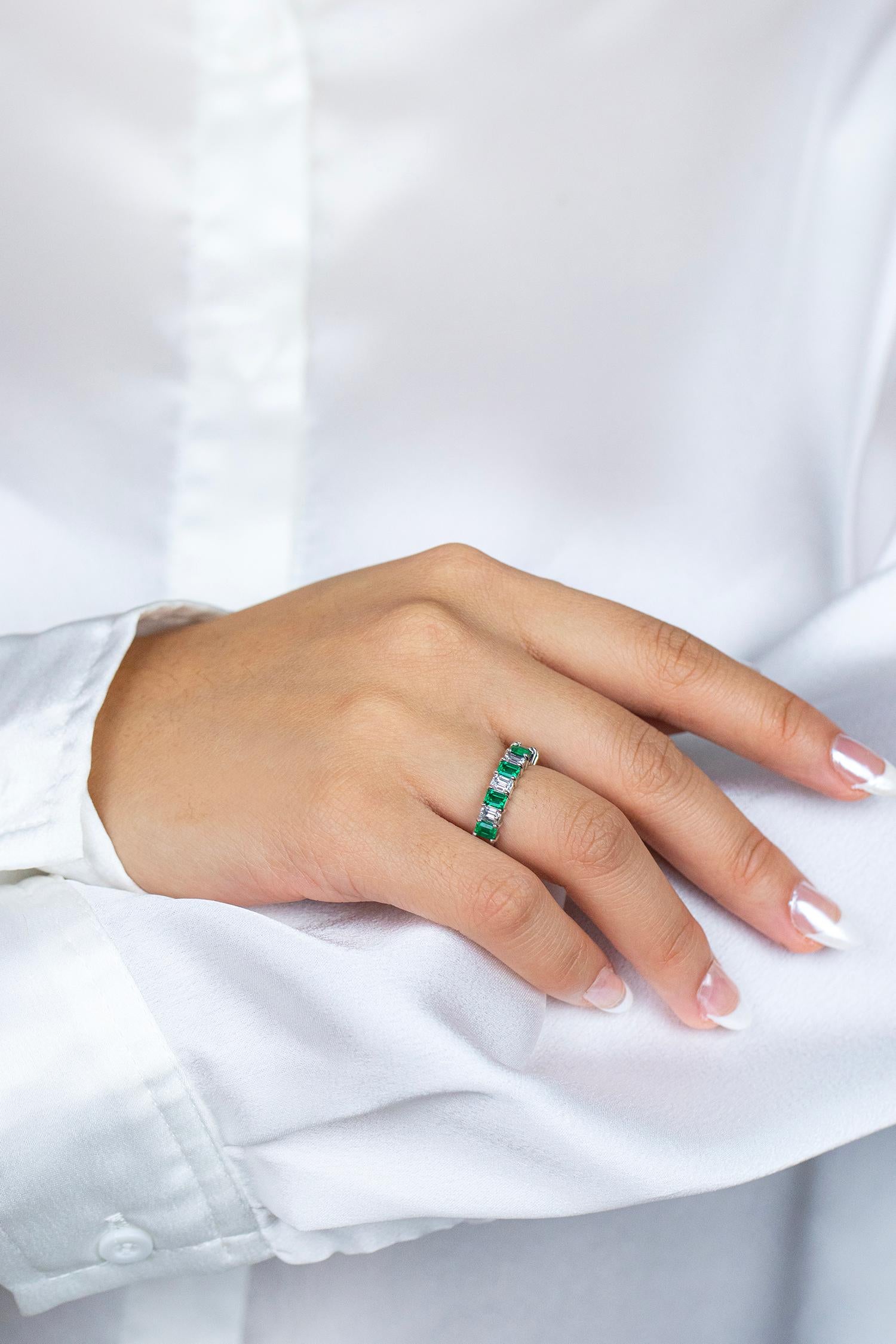 Roman Malakov 1,77 Karat Gesamt Smaragd & Diamant Neun-Stein-Hochzeitsring im Angebot 1
