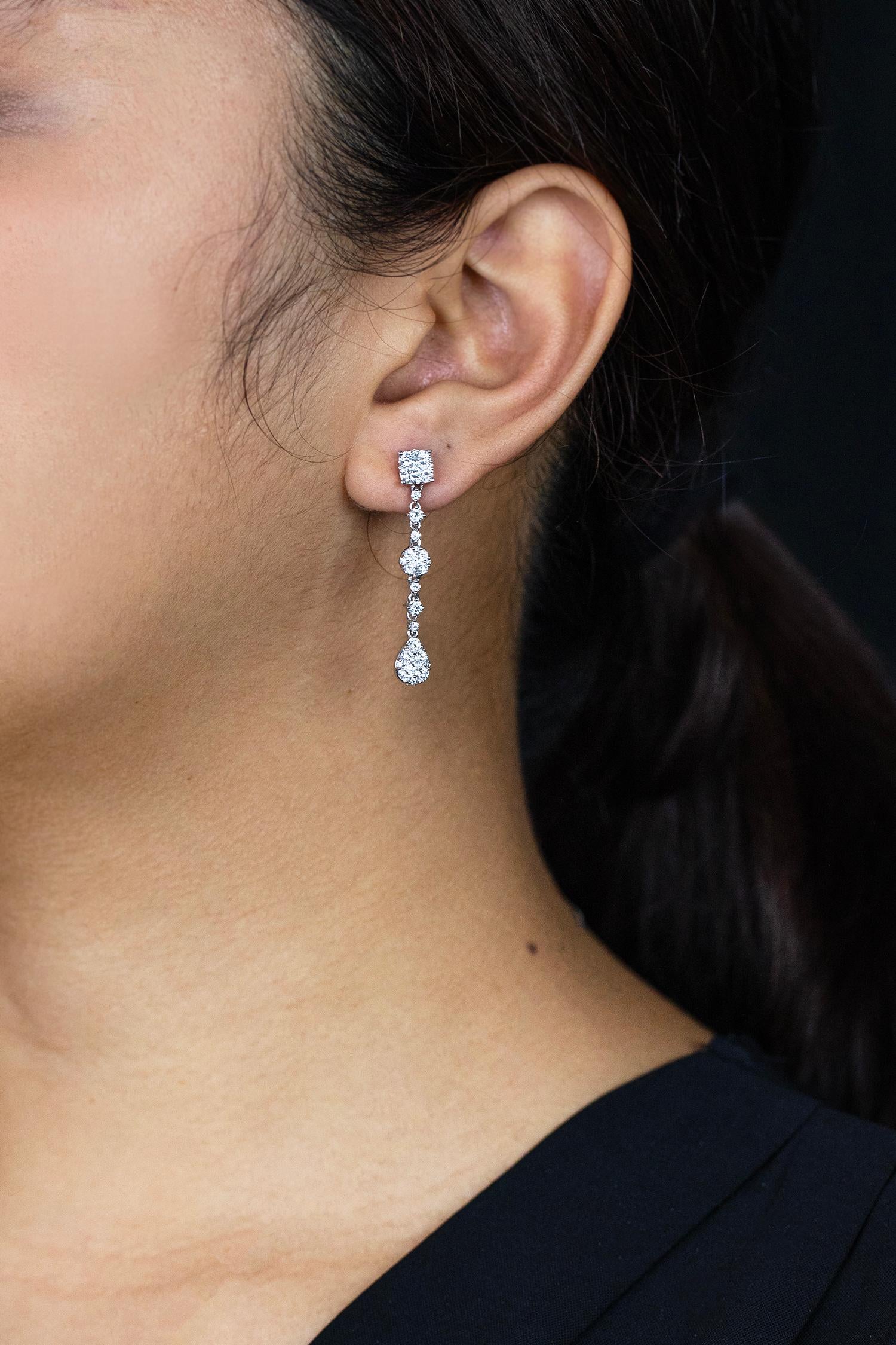 Taille ronde Roman Malakov, pendants d'oreilles en grappe de diamants ronds et brillants de 1,78 carats au total en vente