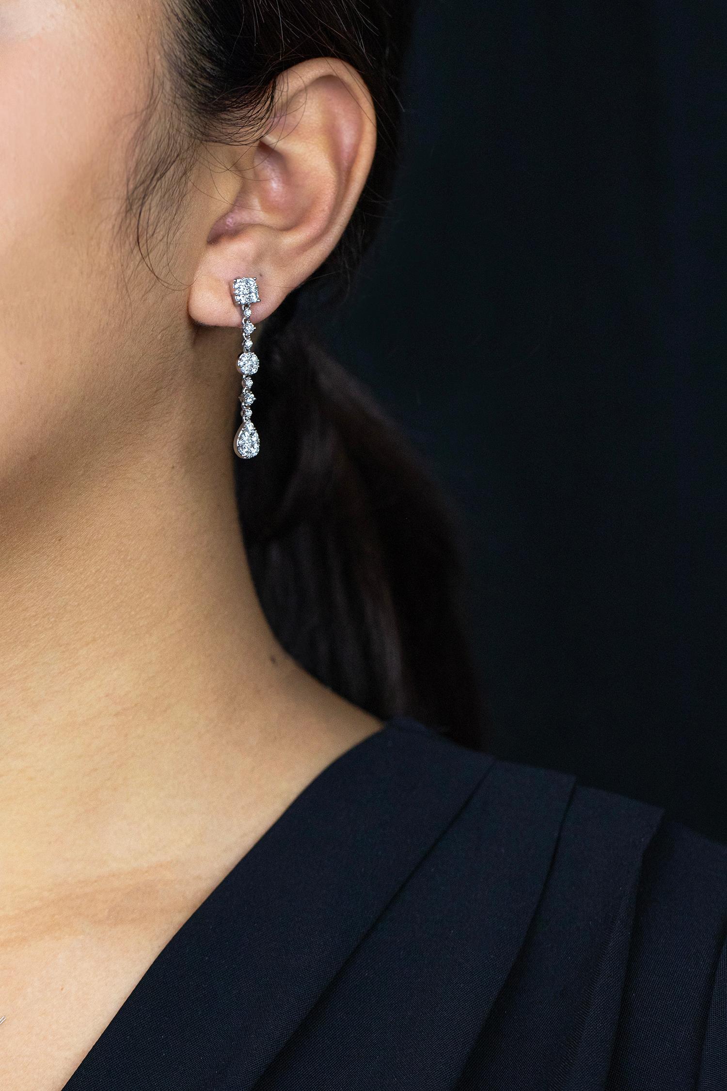 Roman Malakov, pendants d'oreilles en grappe de diamants ronds et brillants de 1,78 carats au total Neuf - En vente à New York, NY