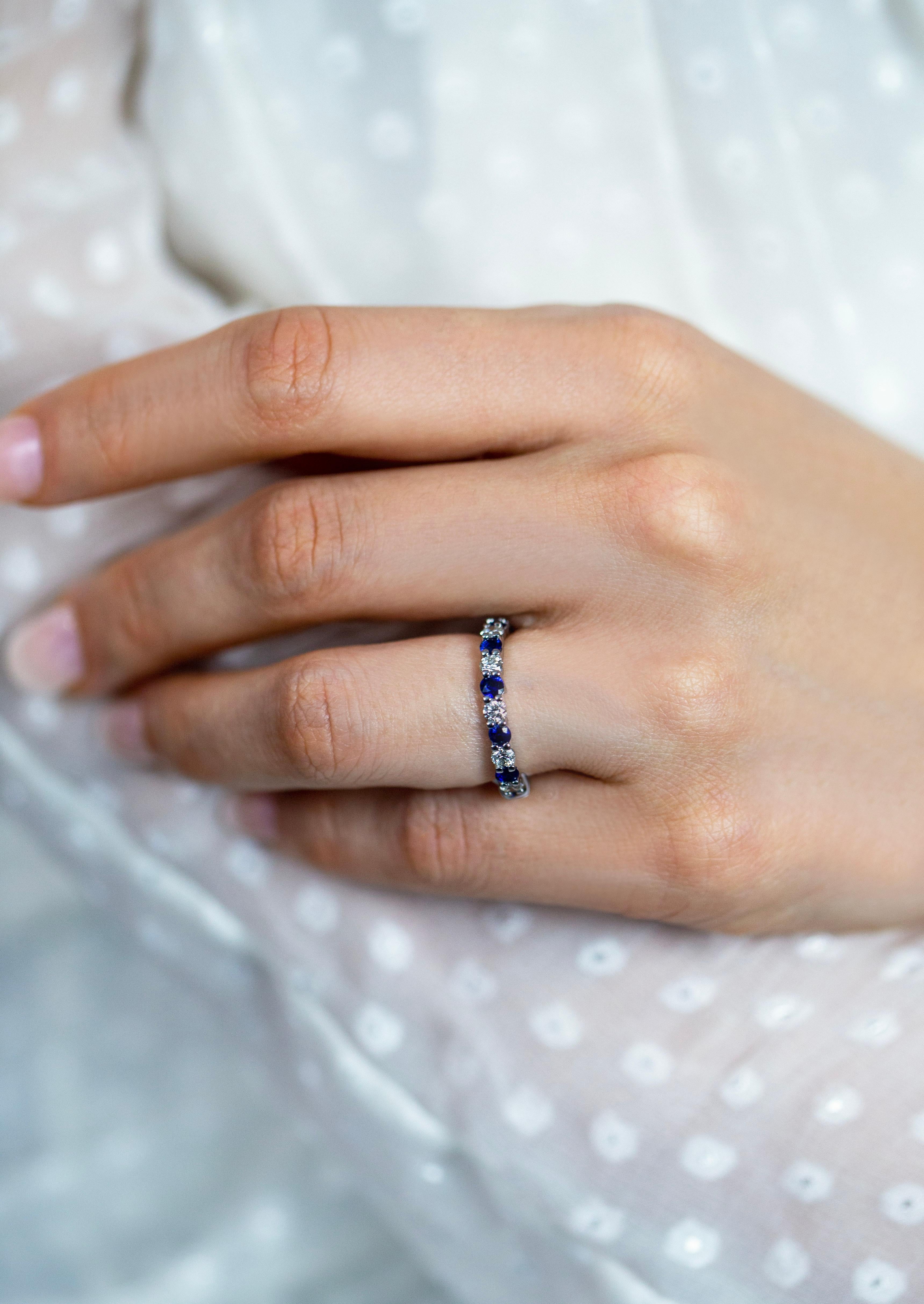 Roman Malakov Alliance d'éternité en diamants et saphirs bleus de 1,79 carat au total  en vente 1