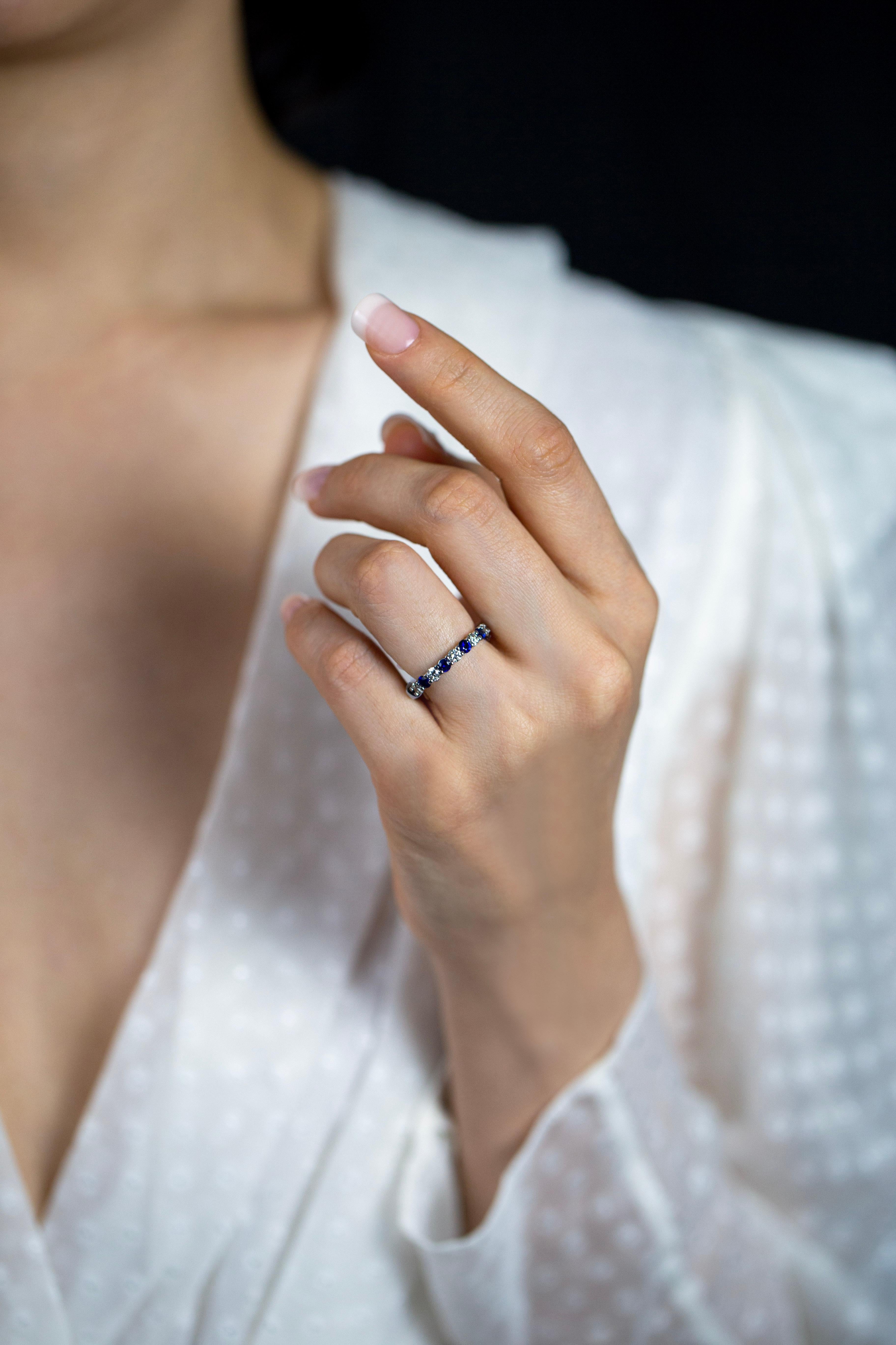 Roman Malakov Alliance d'éternité en diamants et saphirs bleus de 1,79 carat au total  en vente 2