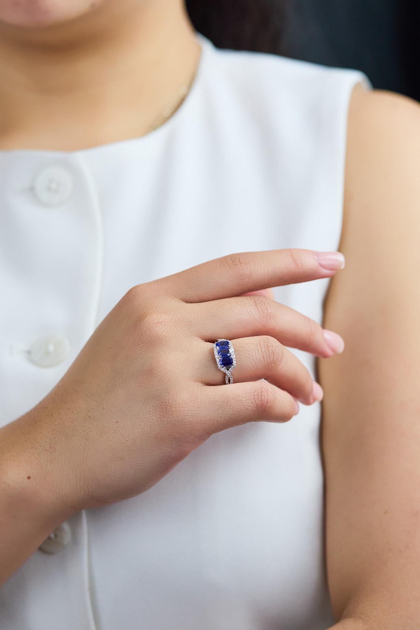 Taglio smeraldo Roman Malakov Diamonds Anello in platino con zaffiro e diamante taglio smeraldo da 1,81 carati in vendita