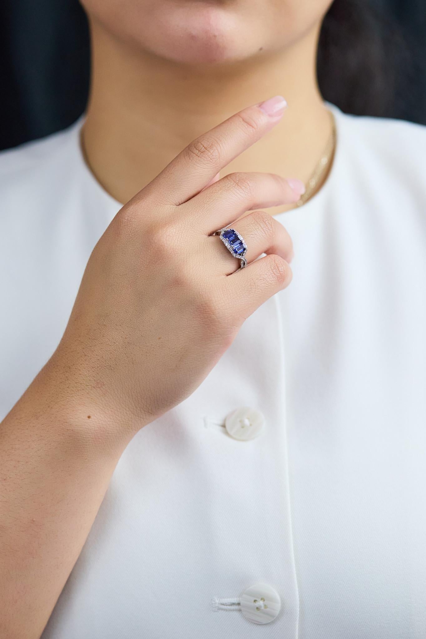 Roman Malakov Diamonds Anello in platino con zaffiro e diamante taglio smeraldo da 1,81 carati In condizioni Nuovo in vendita a New York, NY
