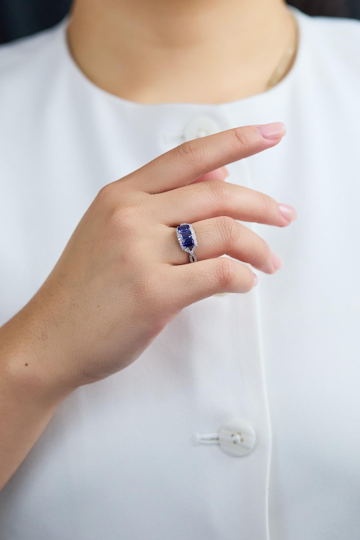 Donna Roman Malakov Diamonds Anello in platino con zaffiro e diamante taglio smeraldo da 1,81 carati in vendita