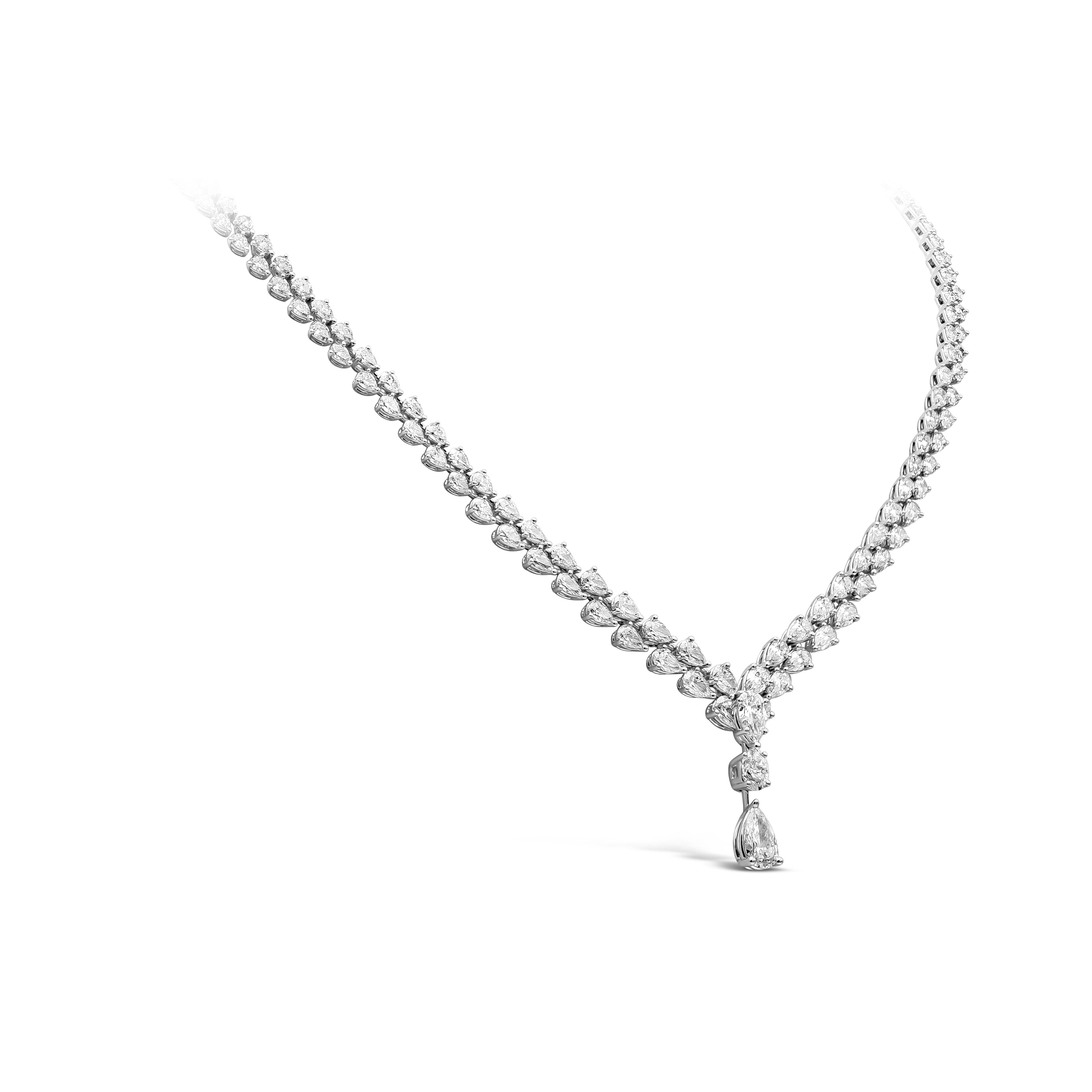 Dieses raffinierte Diamant-Tropfen-Collier besteht aus zwei Reihen birnenförmiger Diamanten mit einem Gesamtgewicht von 18,23 Karat. Die Länge dieser eleganten Halskette beträgt 217 mm und wiegt 30,55 Gramm.

Stil in verschiedenen Preisklassen