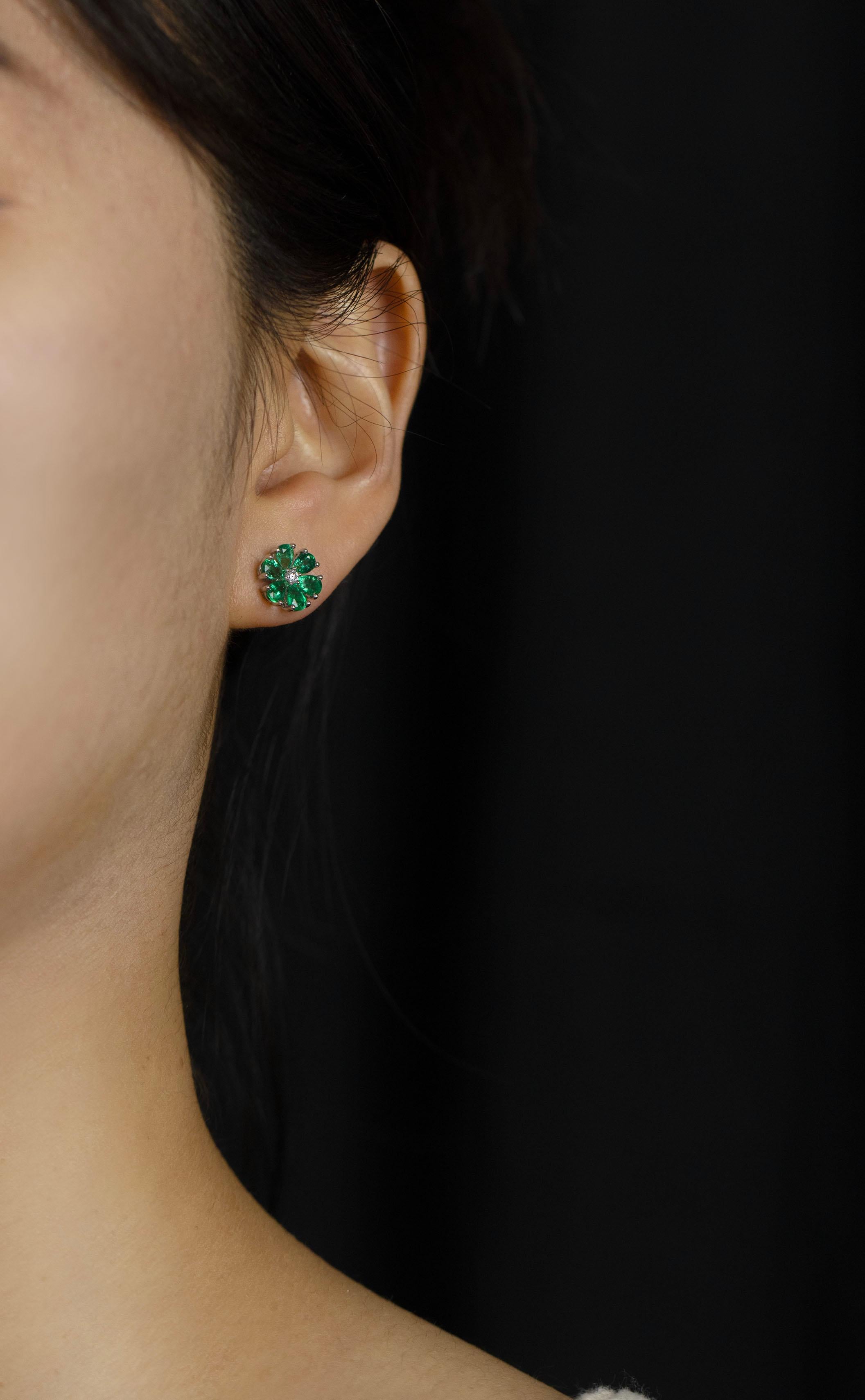 Roman Malakov 1.84 Carats Total Pear Shape Green Emerald & Diamond Stud Earrings In New Condition For Sale In New York, NY