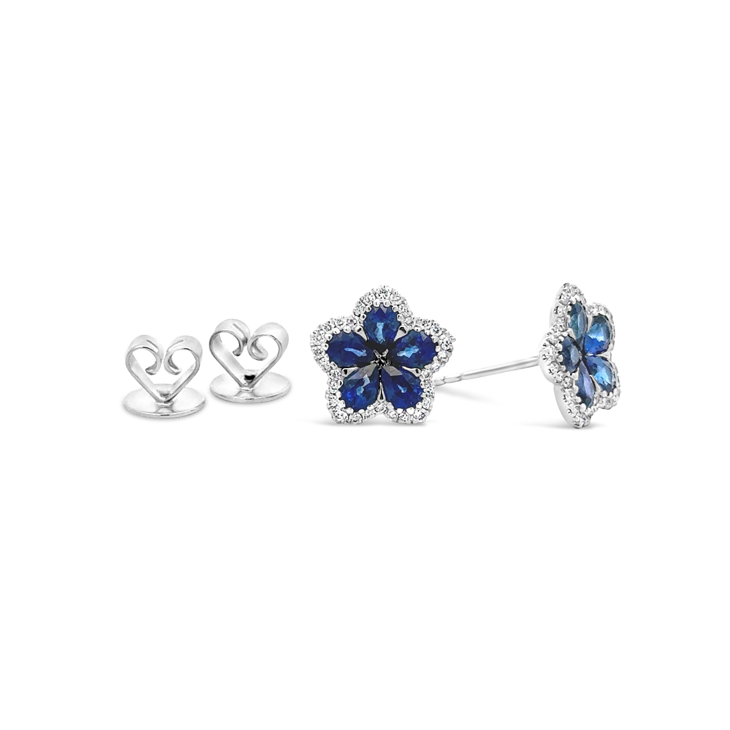 Un paio di orecchini eleganti, con 10 zaffiri a forma di pera per un peso totale di 1,85 carati, incastonati con un bellissimo motivo floreale. Accentuato da un'aureola di 62 diamanti taglio rotondo per un peso totale di 0,30 carati. Finemente