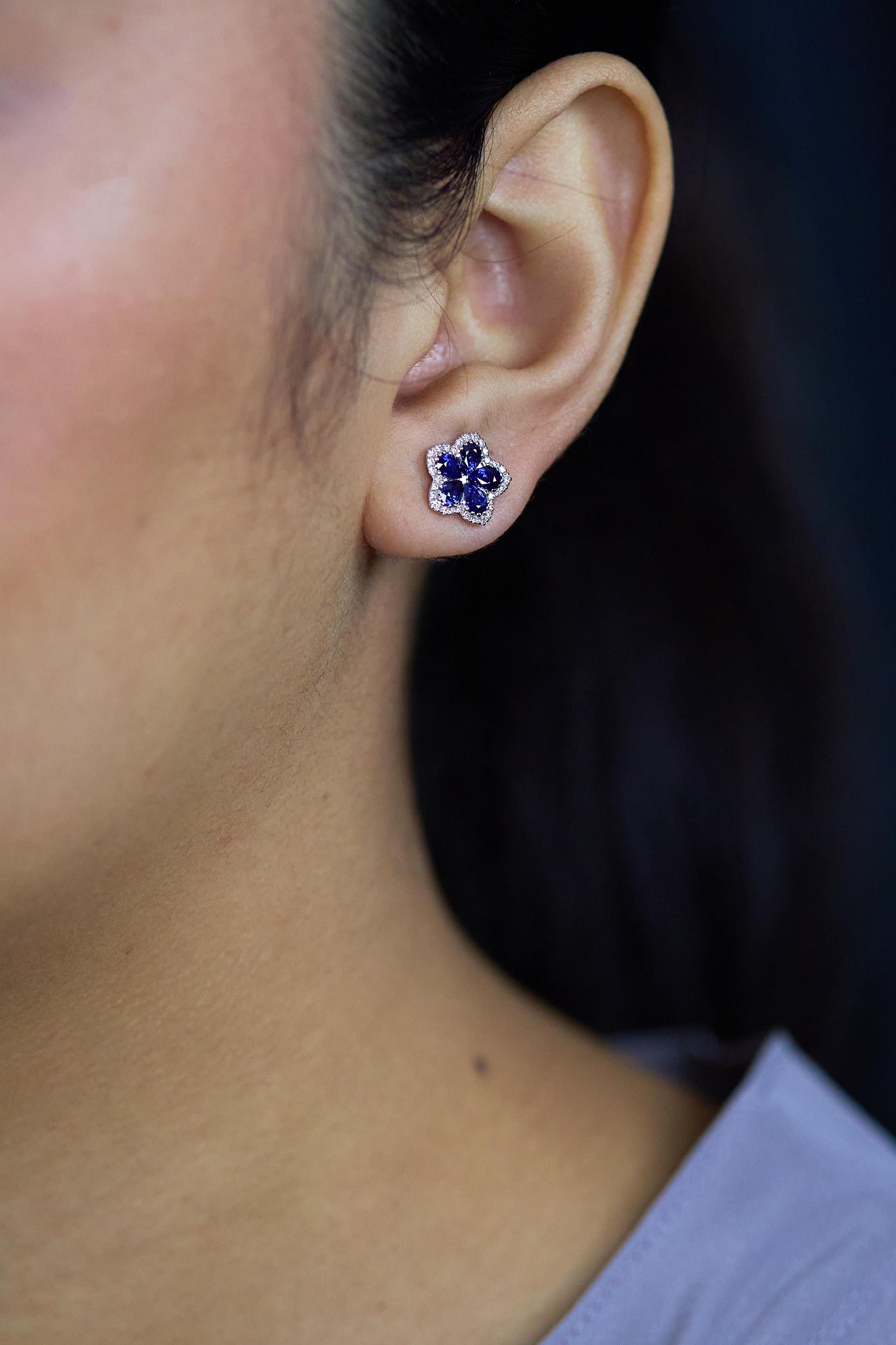 Contemporaneo Roman Malakov Diamonds 1,85 carati totali di zaffiro a forma di pera e borchie a fiore con diamante a raggiera in vendita