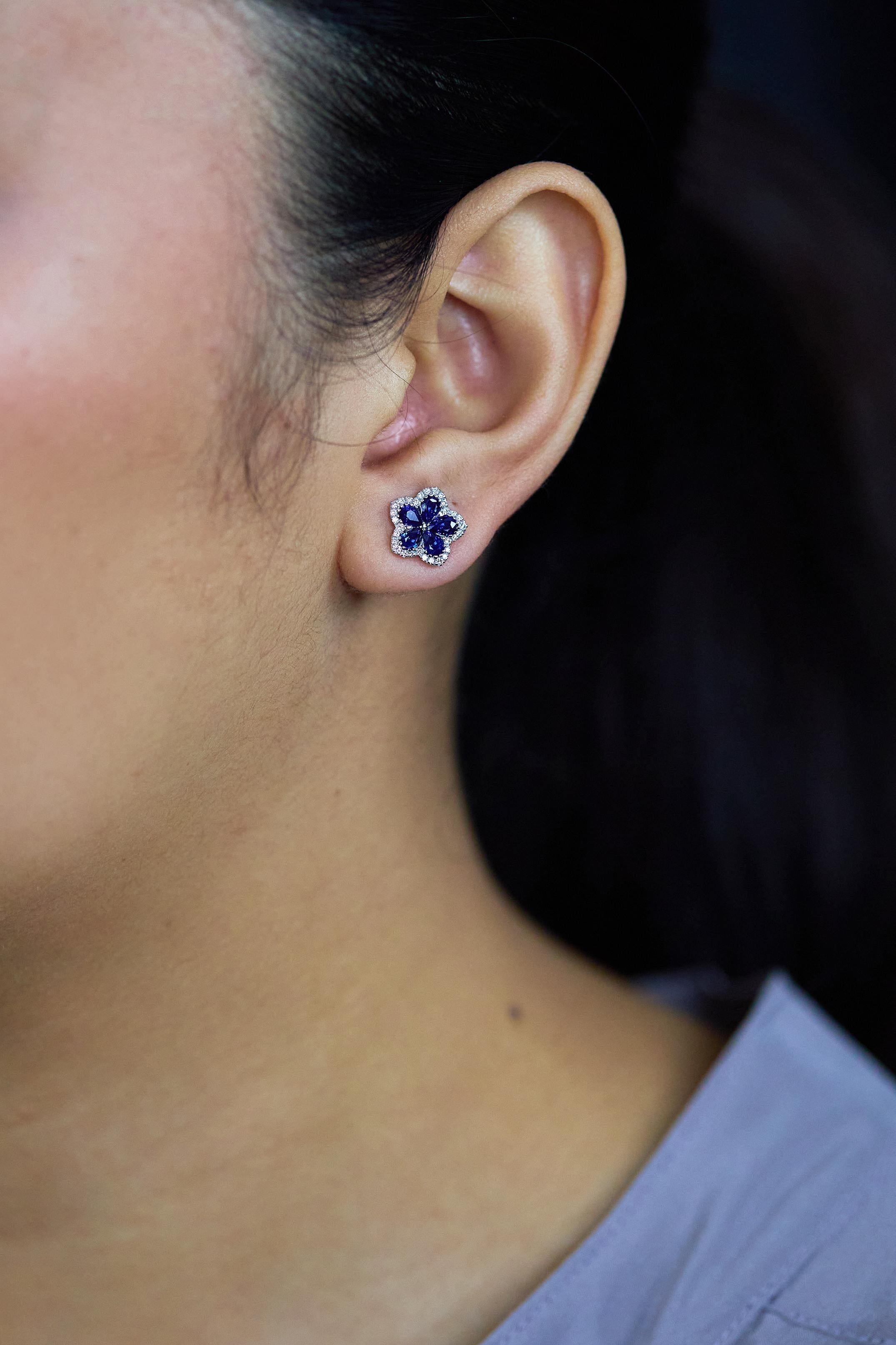 Taglio a goccia Roman Malakov Diamonds 1,85 carati totali di zaffiro a forma di pera e borchie a fiore con diamante a raggiera in vendita
