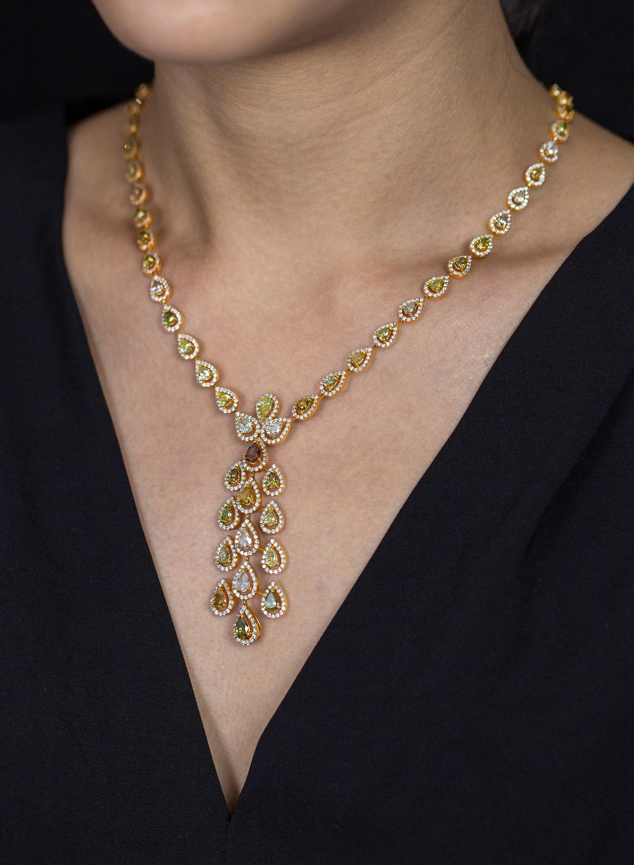 Taille poire Collier en forme de poire avec halo de diamants naturels de couleur fantaisie de 13,08 carats au total en vente