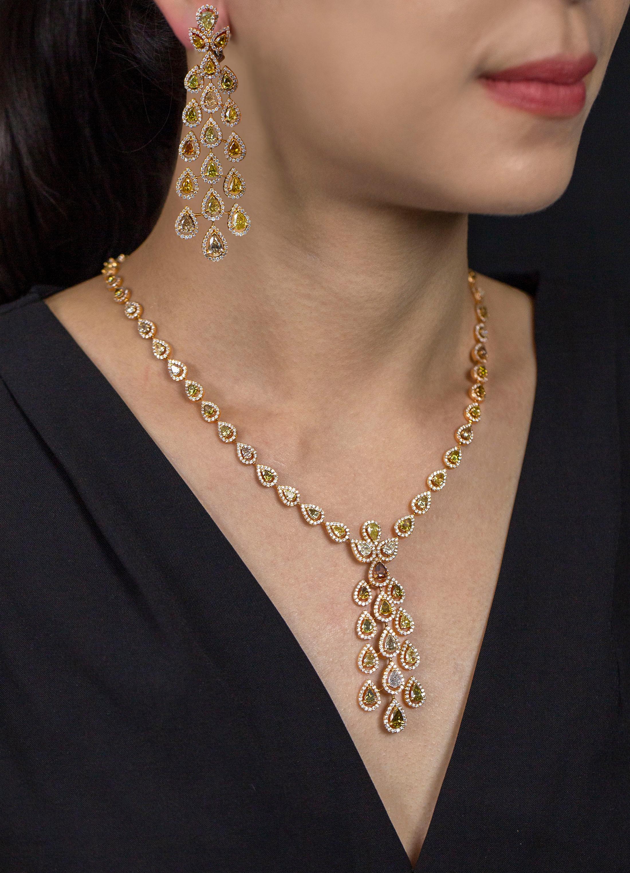 13,08 Karat Gesamte birnenförmige natürliche Fancy Color Diamant-Halo-Halskette im Zustand „Neu“ im Angebot in New York, NY