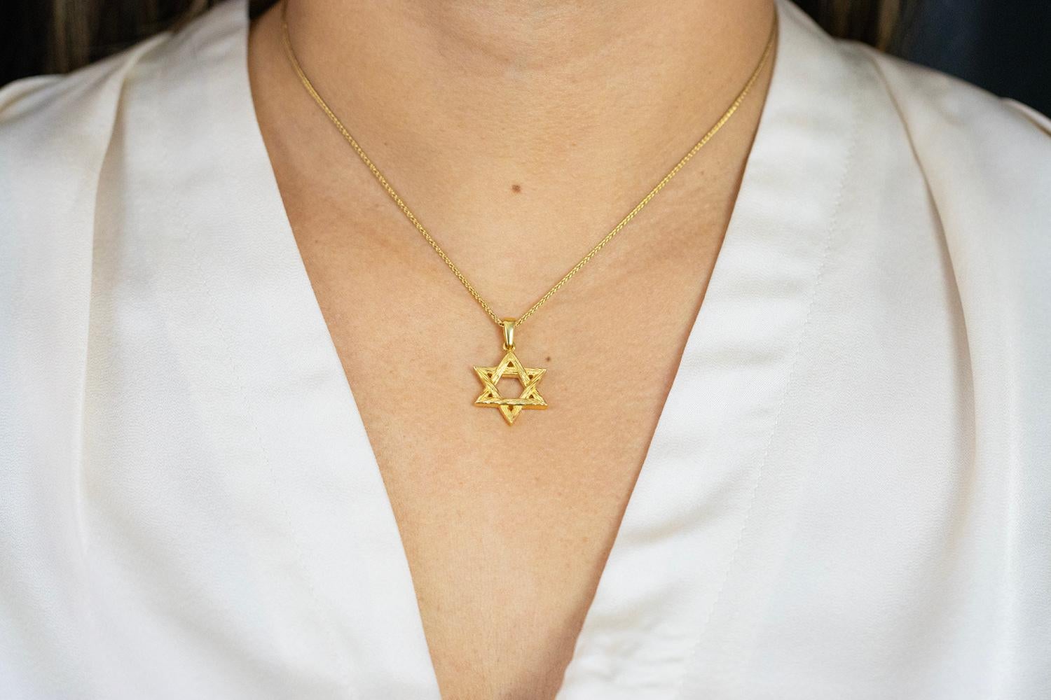 Roman Malakov Collana con ciondolo a forma di stella di David e catena di grano in oro giallo In condizioni Nuovo in vendita a New York, NY