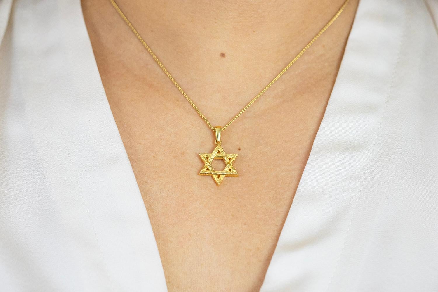 Roman Malakov Collana con ciondolo a forma di stella di David e catena di grano in oro giallo in vendita 1