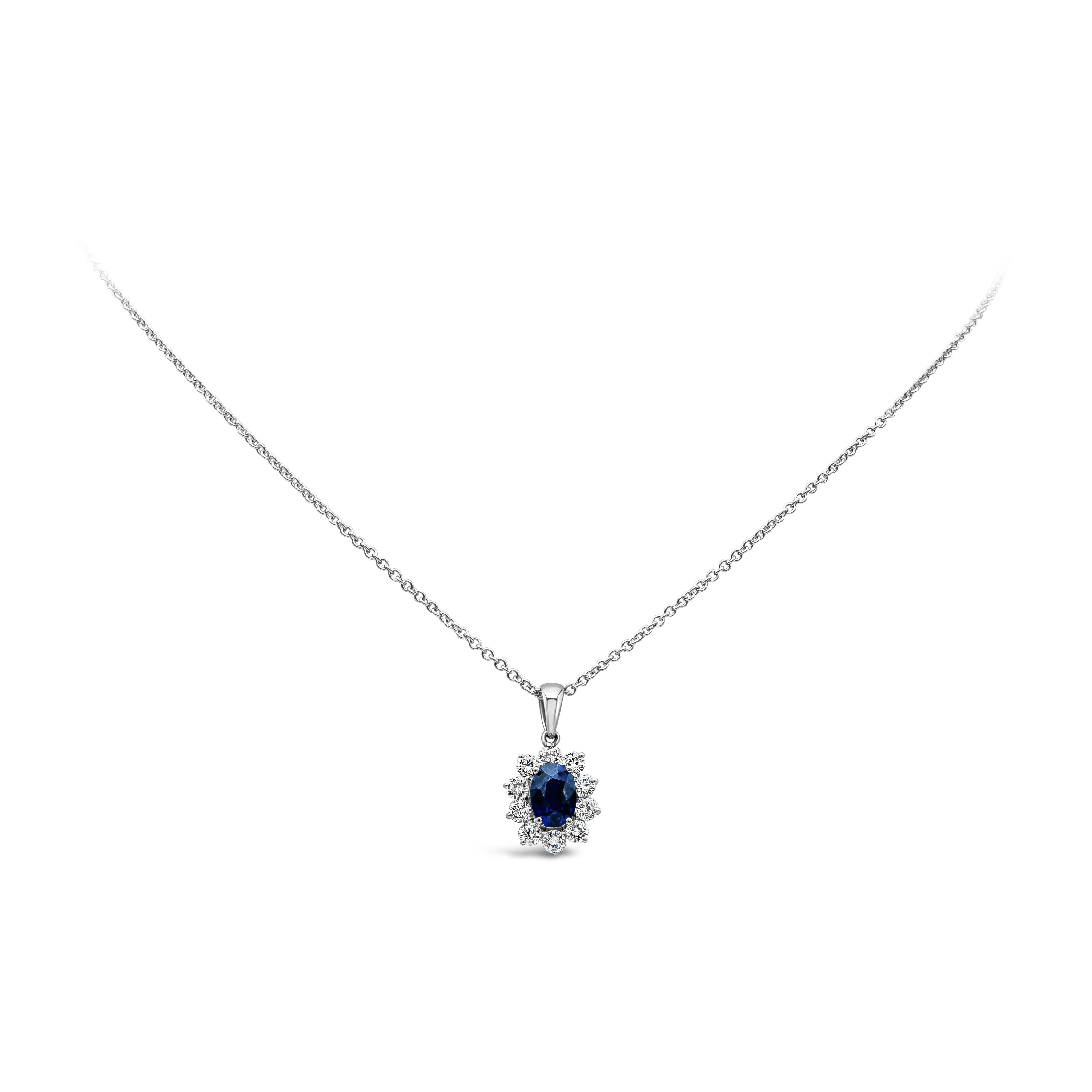 Un magnifique collier pendentif mettant en valeur un saphir bleu de forme ovale de 1,90 carat, entouré de 10 diamants ronds de taille brillant pesant 0,88 carat au total, de couleur F-G, de pureté VS/SI, et serti dans de l'or blanc 18k.

Style