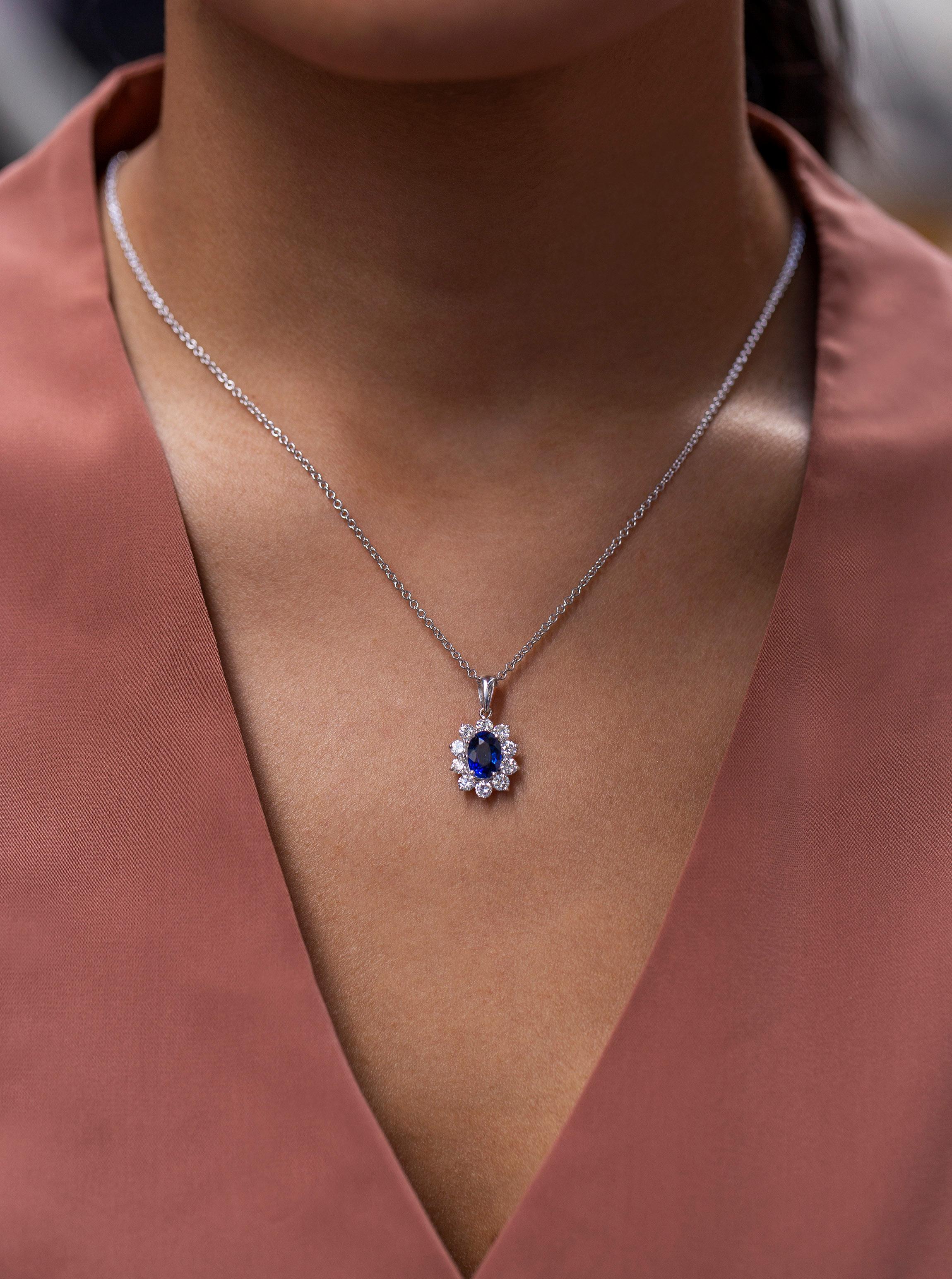 Taille ovale Roman Malakov, collier pendentif saphir bleu de 1,90 carat et diamant en vente