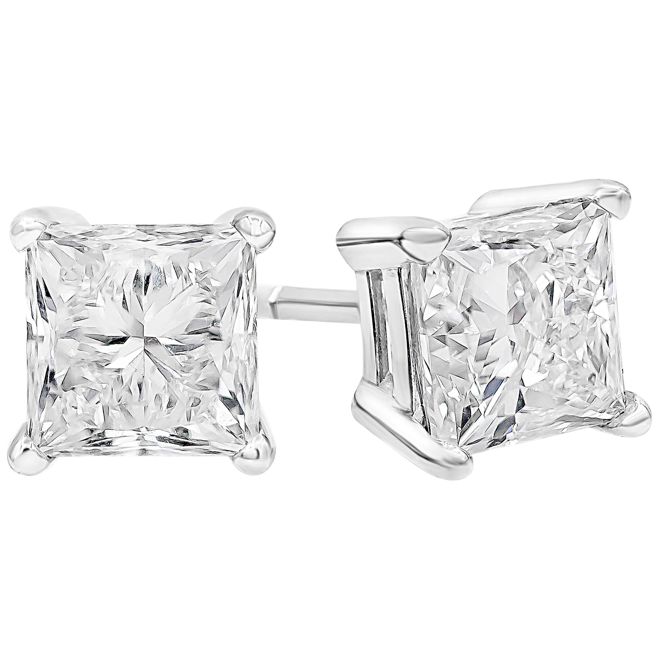 Ein zeitloses Paar Ohrstecker mit zwei Diamanten im Prinzessinnenschliff mit einem Gesamtgewicht von 1,90 Karat, Farbe G-H und Reinheit VS1-VVS1. In einer vierzackigen Korbfassung aus 14K Weißgold gefertigt. 

Roman Malakov ist ein Unternehmen, das