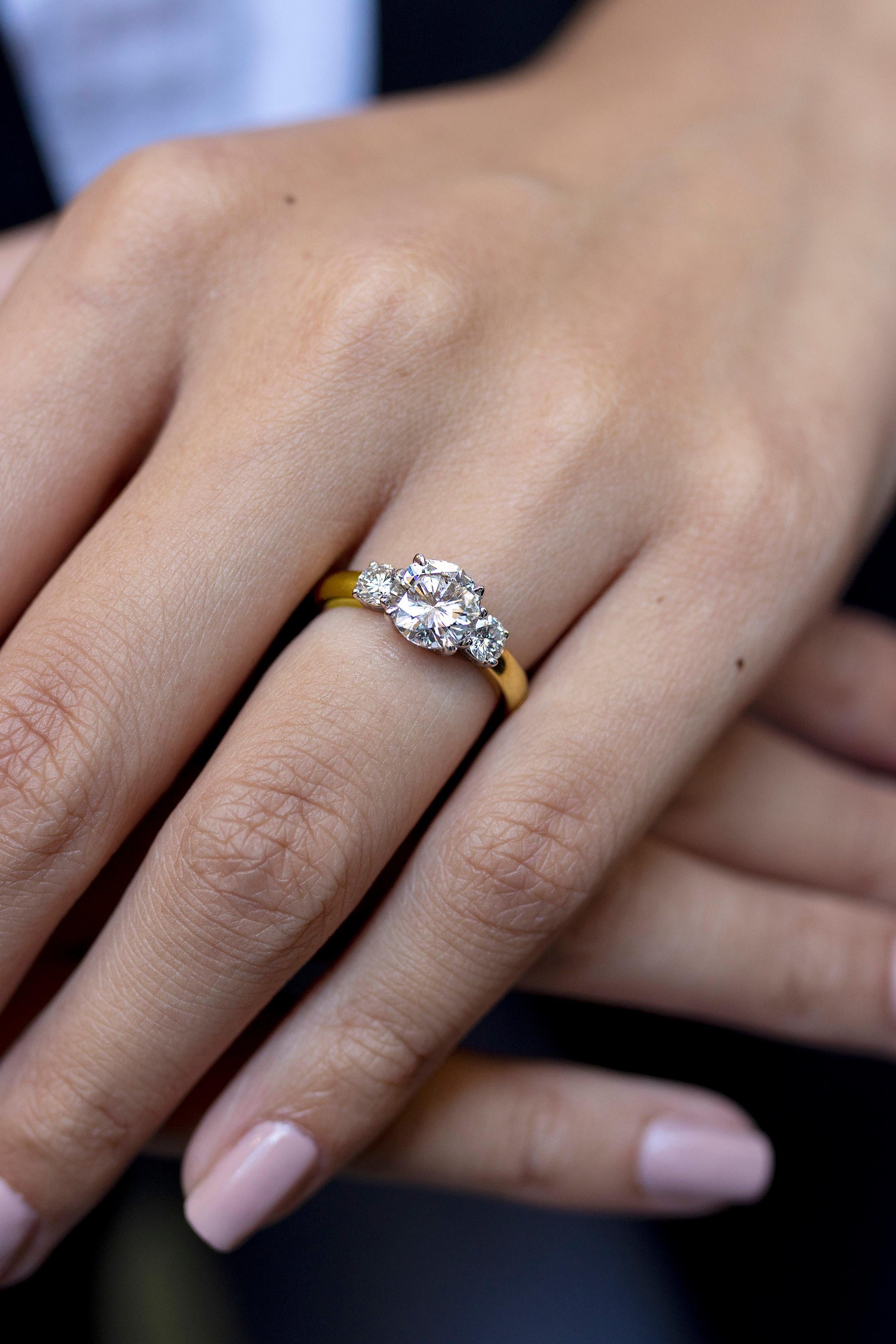 Taille ronde Roman Malakov Bague de fiançailles à trois pierres avec diamants ronds de 1.90 carat au total en vente