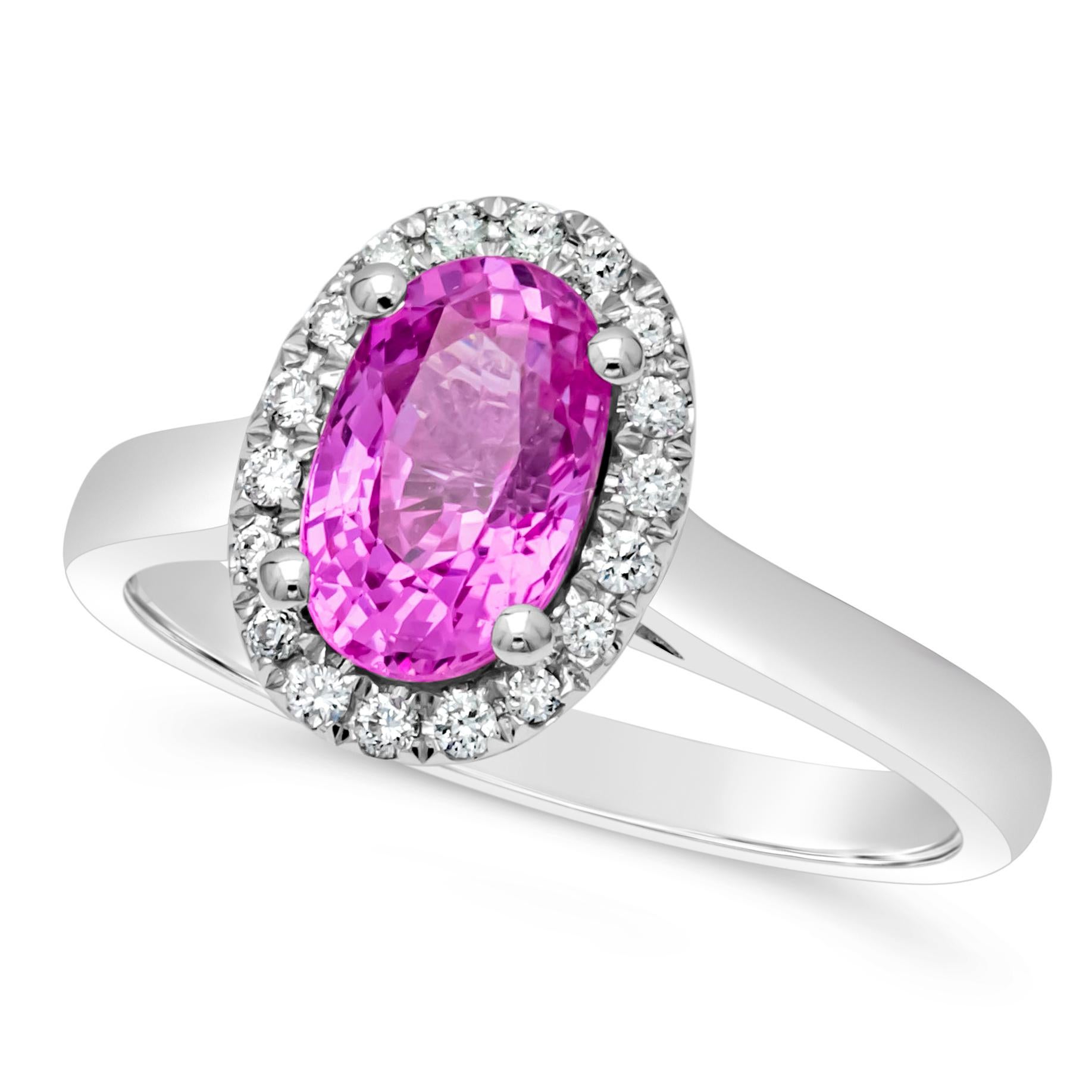 Contemporain Roman Malakov, bague de fiançailles en saphir rose taille ovale 1.95 carat et halo de diamants en vente