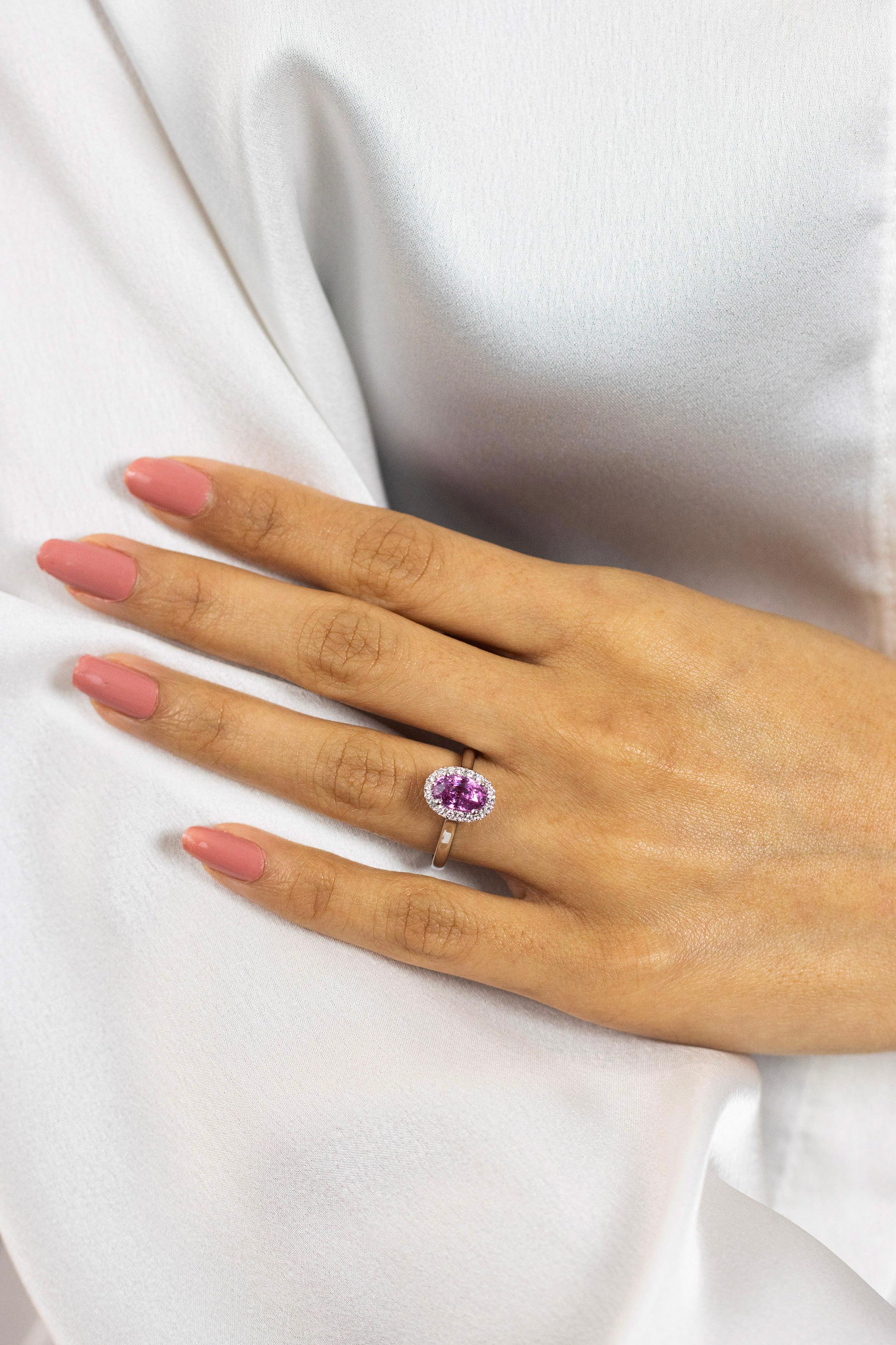 Roman Malakov, bague de fiançailles en saphir rose taille ovale 1.95 carat et halo de diamants Neuf - En vente à New York, NY