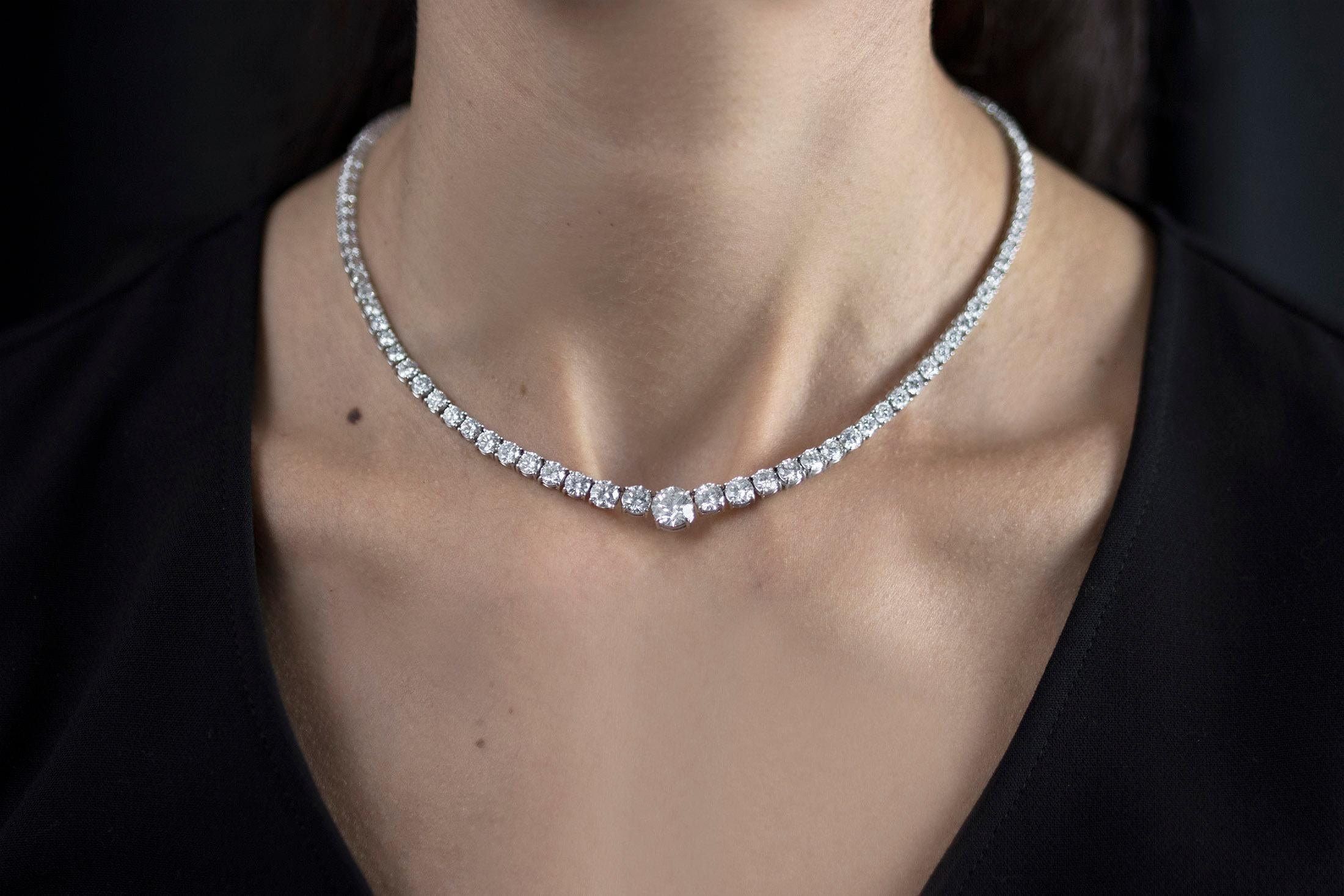 Roman Malakov 19.61 Carat Total Graduating Round Diamond Riviere Tennis Necklace In New Condition For Sale In New York, NY