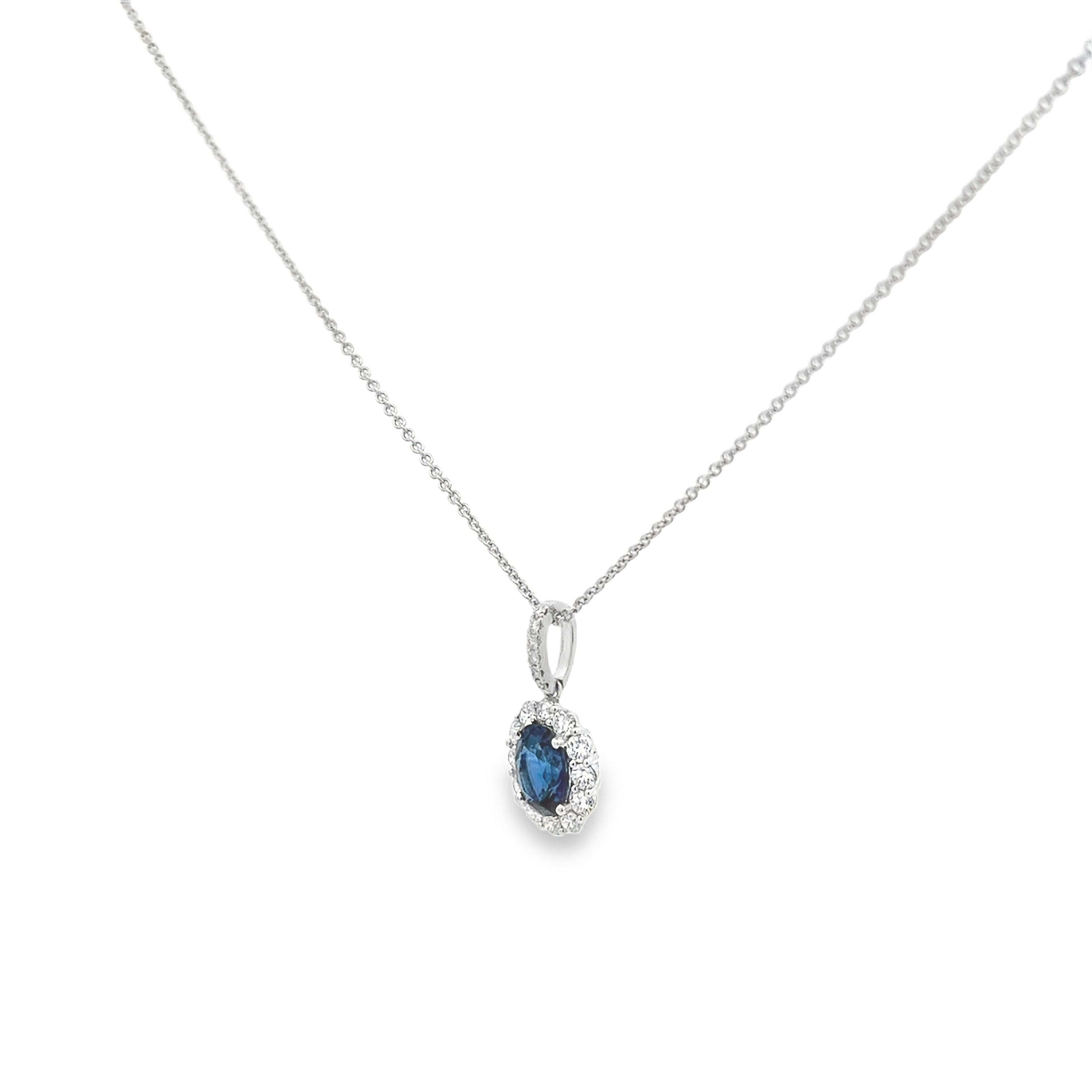 Una collana con ciondolo senza tempo, con uno zaffiro di 1,98 carati dal taglio ovale, incastonato su quattro punte arrotondate. Accentuato da un'aureola di diamanti rotondi taglio brillante, incastonati in un'incastonatura a griffe condivisa e da