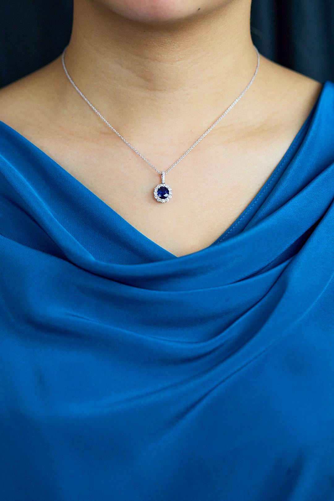 Taglio ovale Roman Malakov Diamonds Collana con zaffiro taglio ovale e diamanti a raggiera da 1.98 carati in vendita