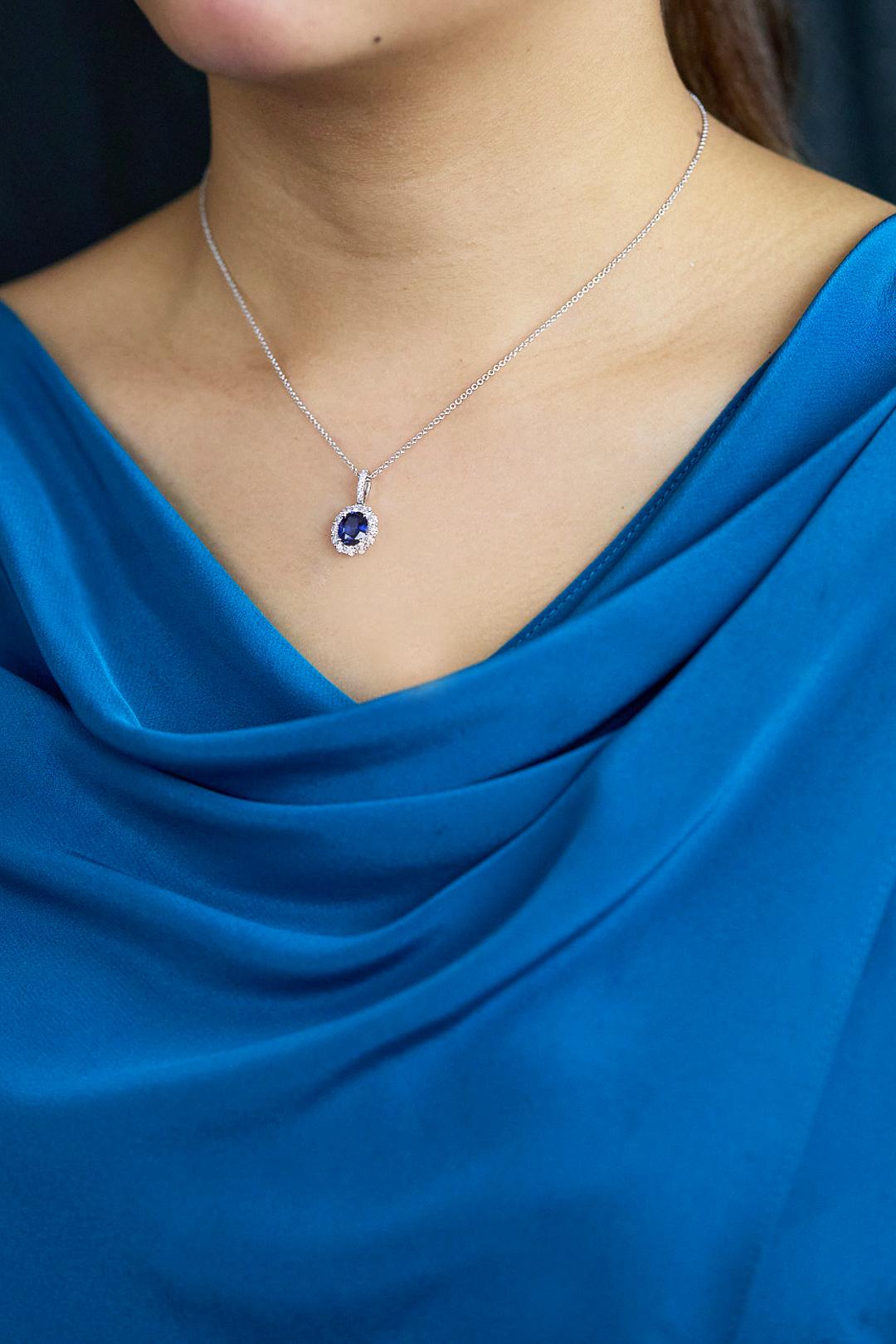 Roman Malakov Diamonds Collana con zaffiro taglio ovale e diamanti a raggiera da 1.98 carati In condizioni Nuovo in vendita a New York, NY