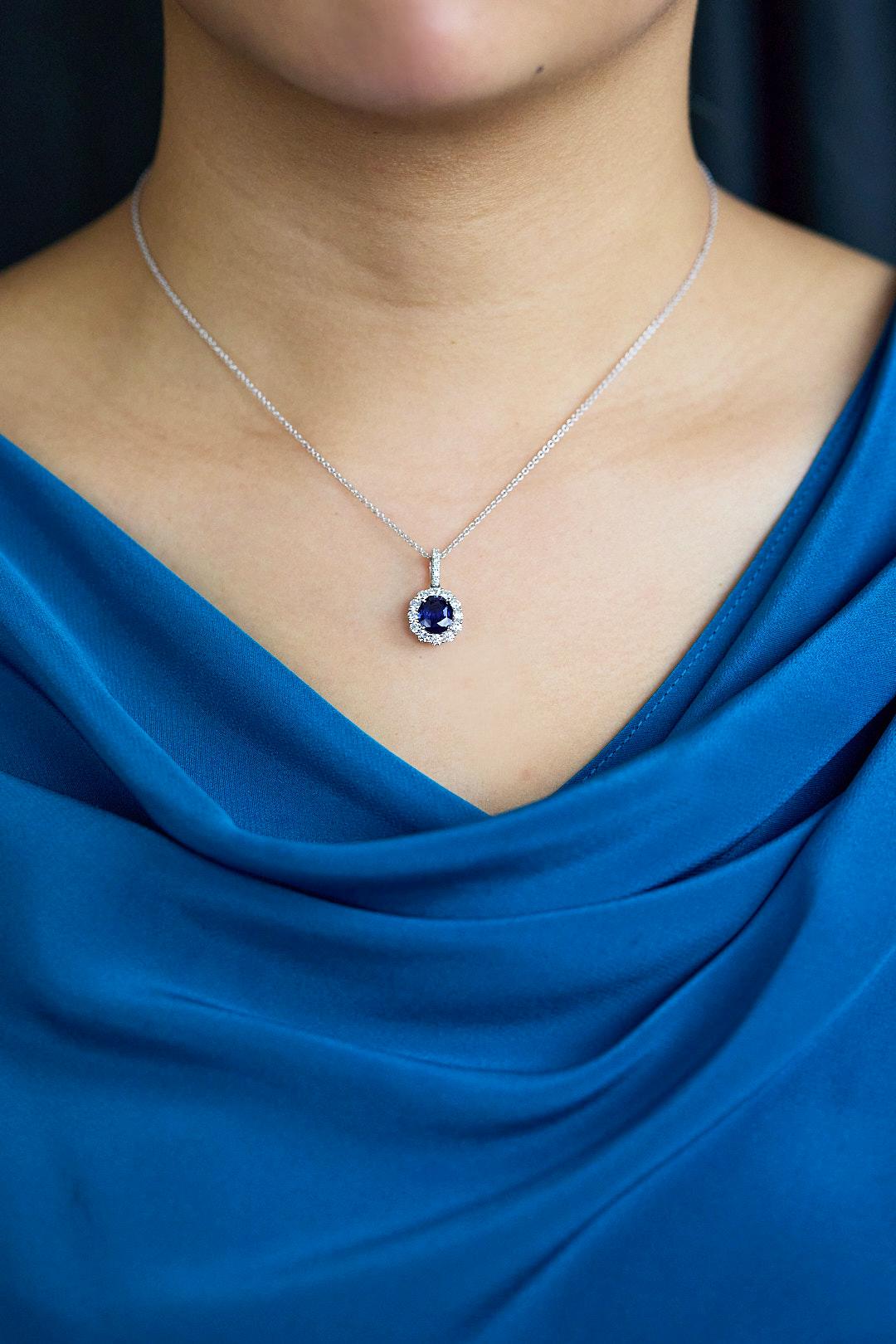 Donna Roman Malakov Diamonds Collana con zaffiro taglio ovale e diamanti a raggiera da 1.98 carati in vendita