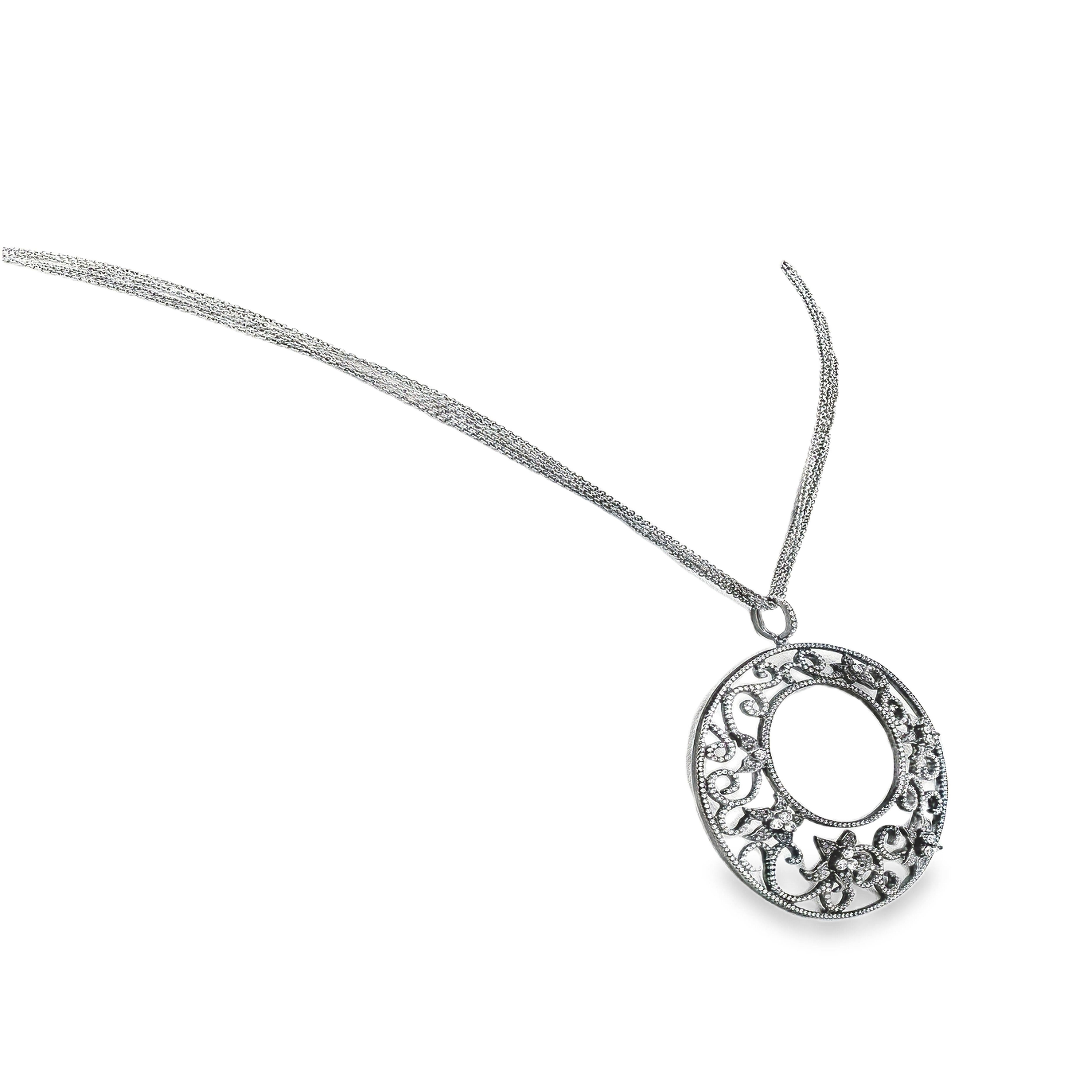 Un collar colgante único con un diseño floral y en espiral, incrustado con diamantes talla brillante redondos que suman 2,04 quilates, engastados en pavé. Finamente elaborada en oro rodiado negro de 18 quilates.


Roman Malakov es una casa a medida,