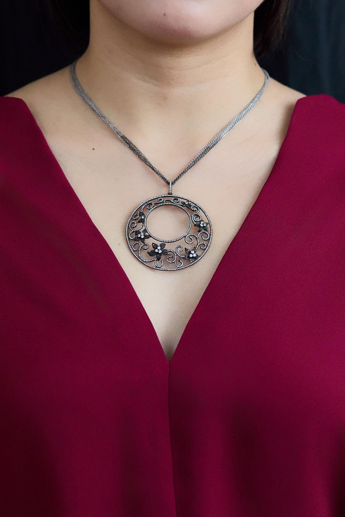 Roman Malakov Collar Colgante Remolino Floral con Diamantes de Corte Redondo de 2,04 Quilates en Nuevo estado para la venta en New York, NY