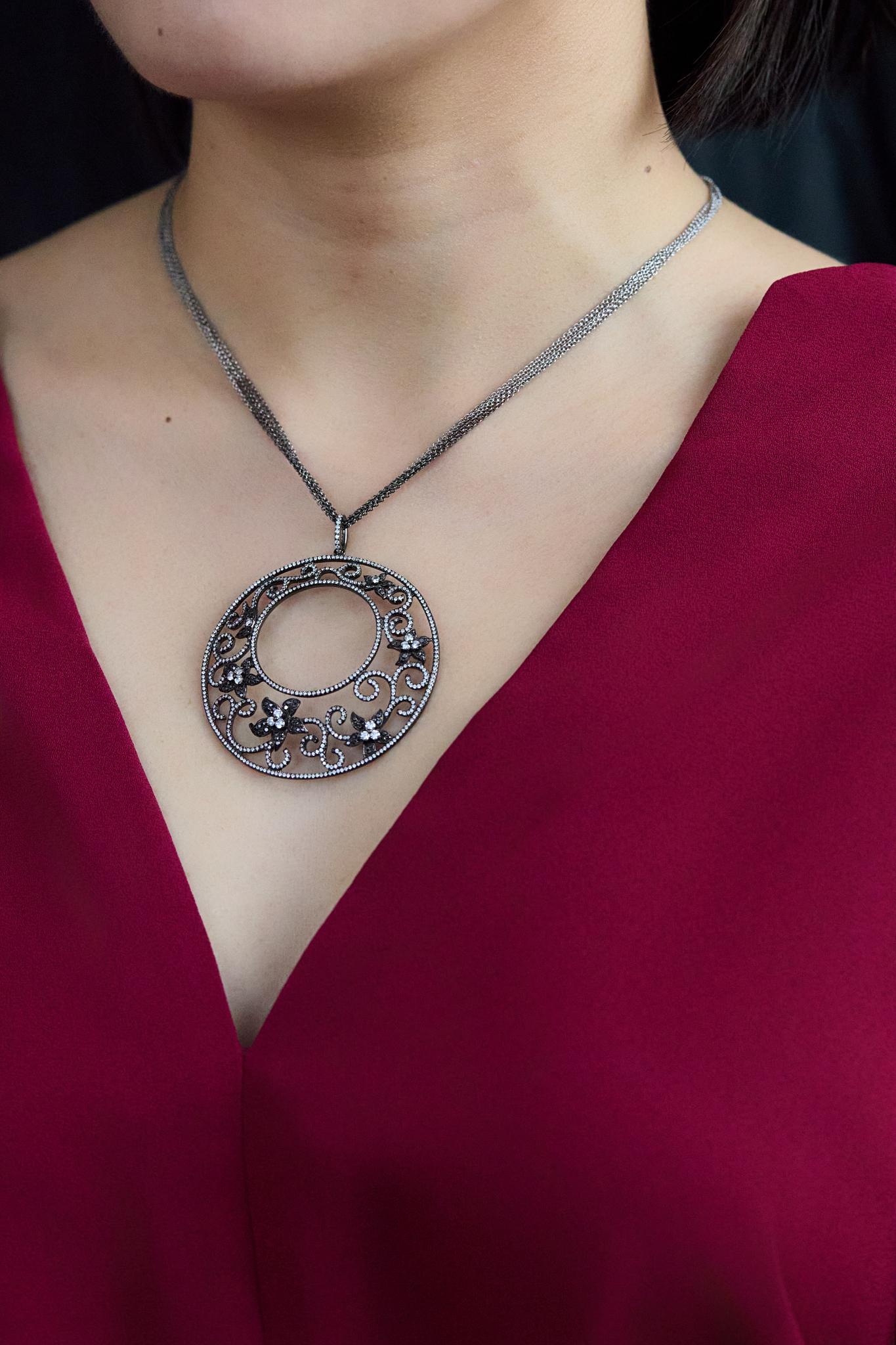 Femenino o masculino Roman Malakov Collar Colgante Remolino Floral con Diamantes de Corte Redondo de 2,04 Quilates en venta