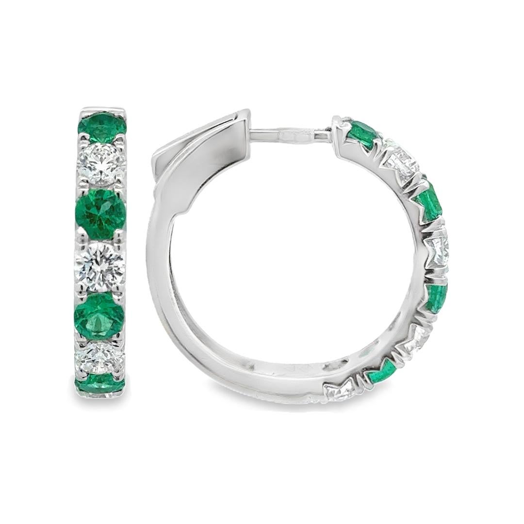 Contemporain Roman Malakov, boucles d'oreilles huggies alternant émeraudes rondes et diamants 2,14 carats en vente