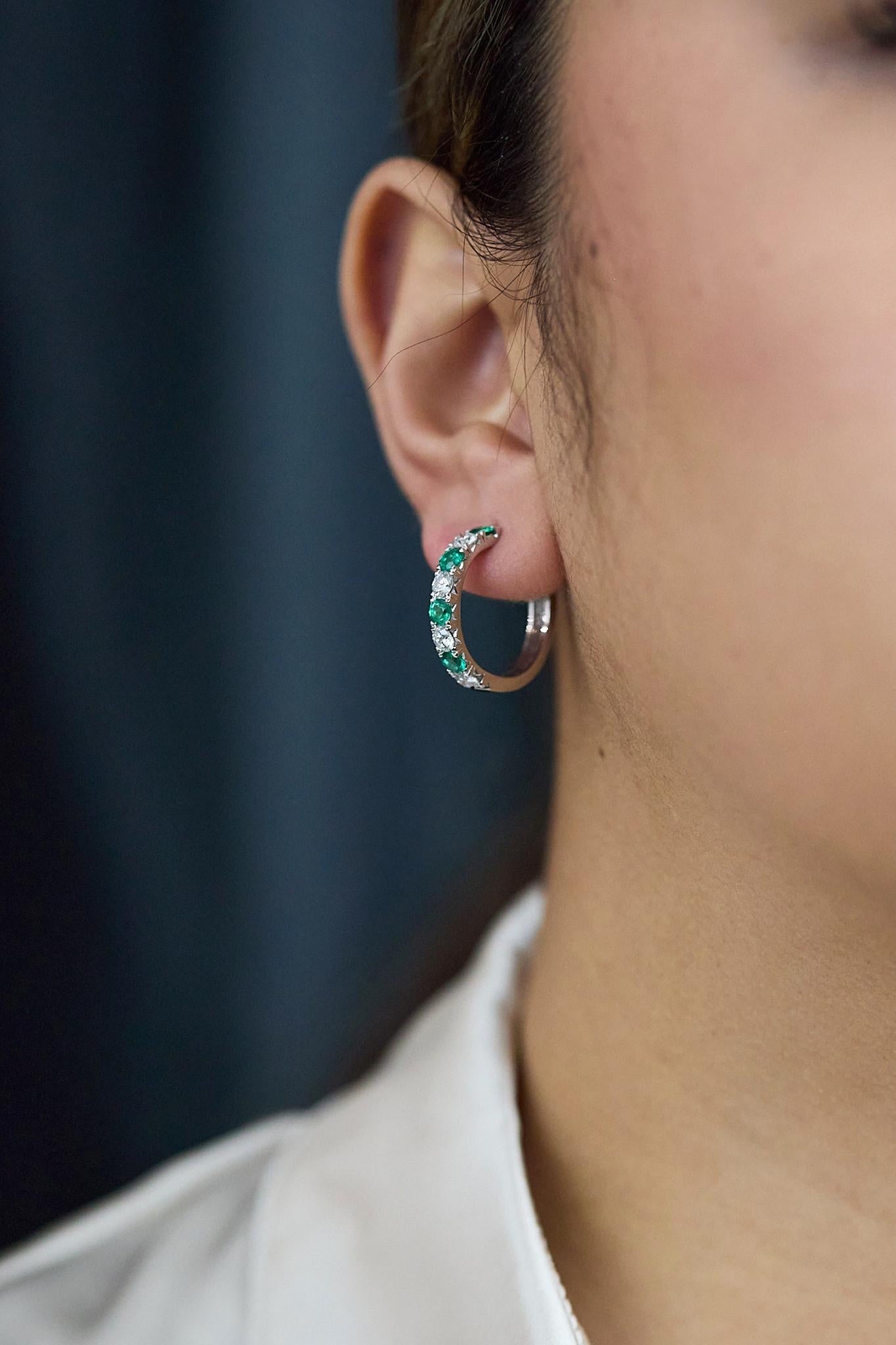 Roman Malakov, boucles d'oreilles huggies alternant émeraudes rondes et diamants 2,14 carats Neuf - En vente à New York, NY