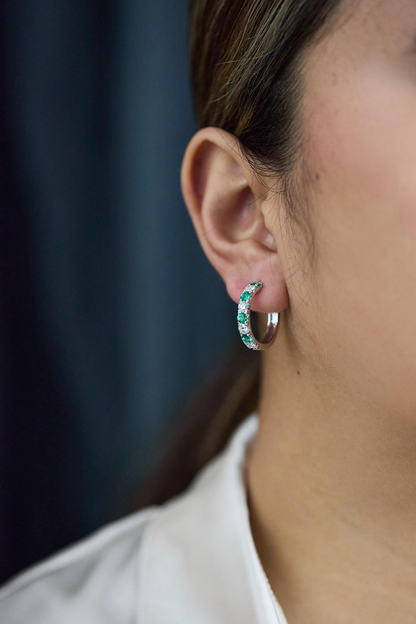 Roman Malakov, boucles d'oreilles huggies alternant émeraudes rondes et diamants 2,14 carats Unisexe en vente