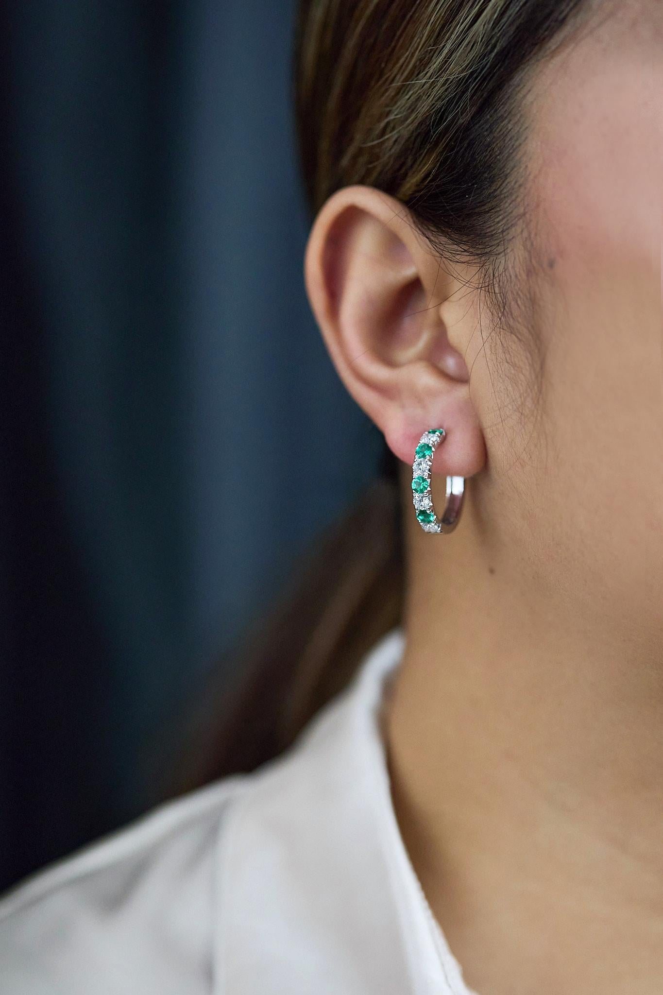 Roman Malakov, boucles d'oreilles huggies alternant émeraudes rondes et diamants 2,14 carats en vente 1