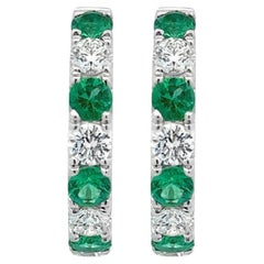 Roman Malakov 2,14 Karat abwechselnd runder Smaragd & Diamant Huggie-Ohrringe
