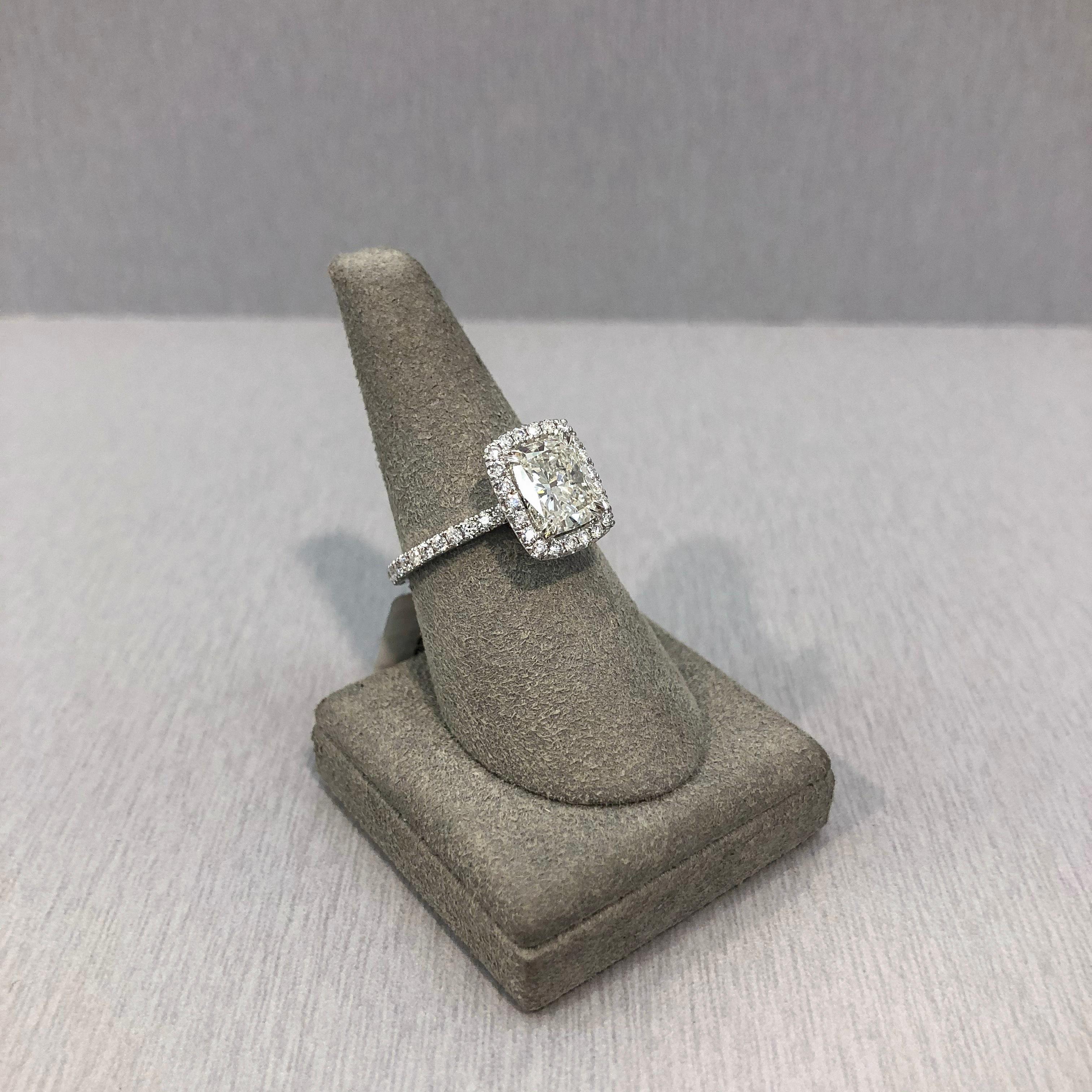 Roman Malakov EGL Certified 2.20 Carats Cushion Cut Diamond Halo Engagement Ring In New Condition For Sale In New York, NY