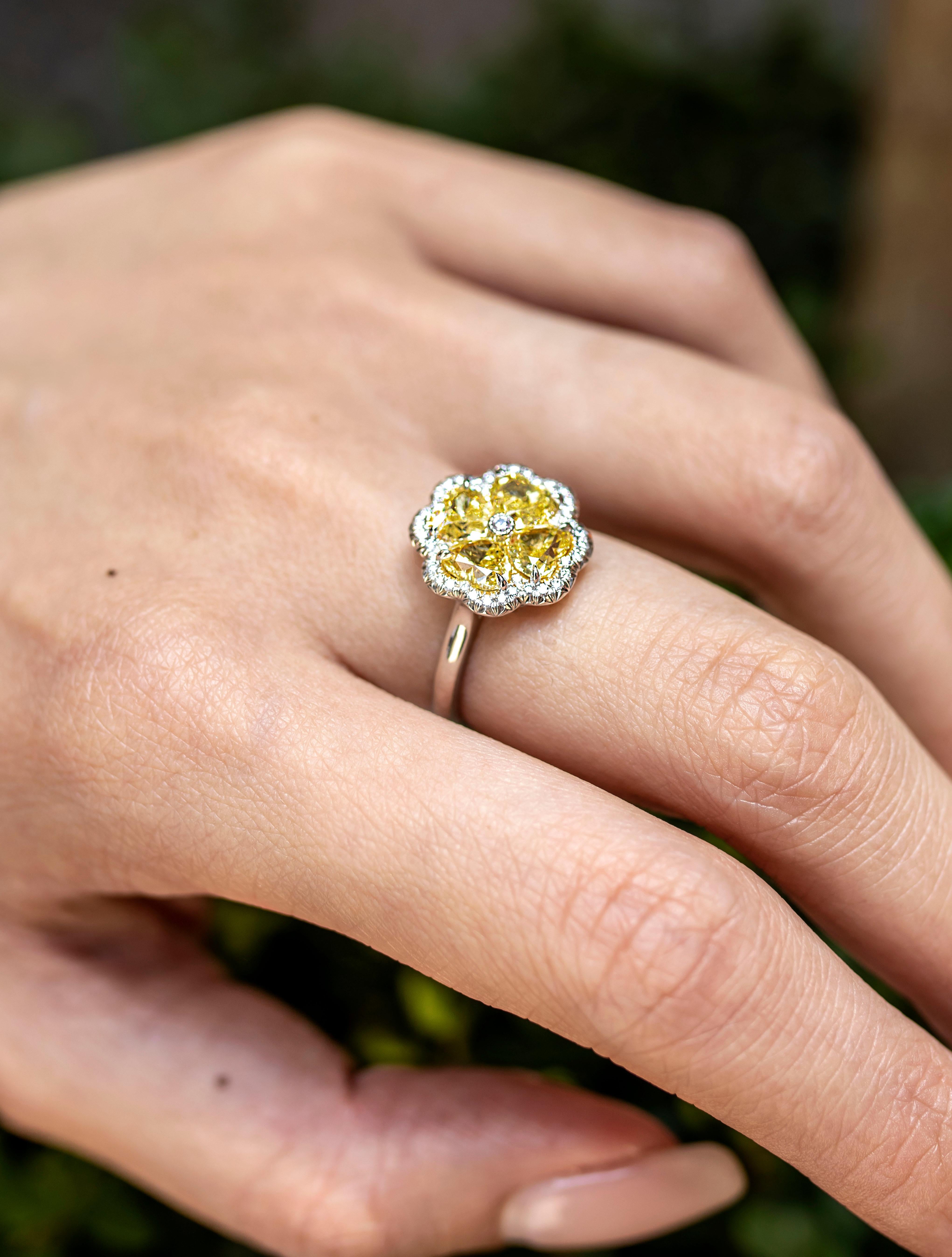 Contemporain 2.21 Carats Bague en forme de coeur en diamant jaune intense trèfle feuille de mode en vente