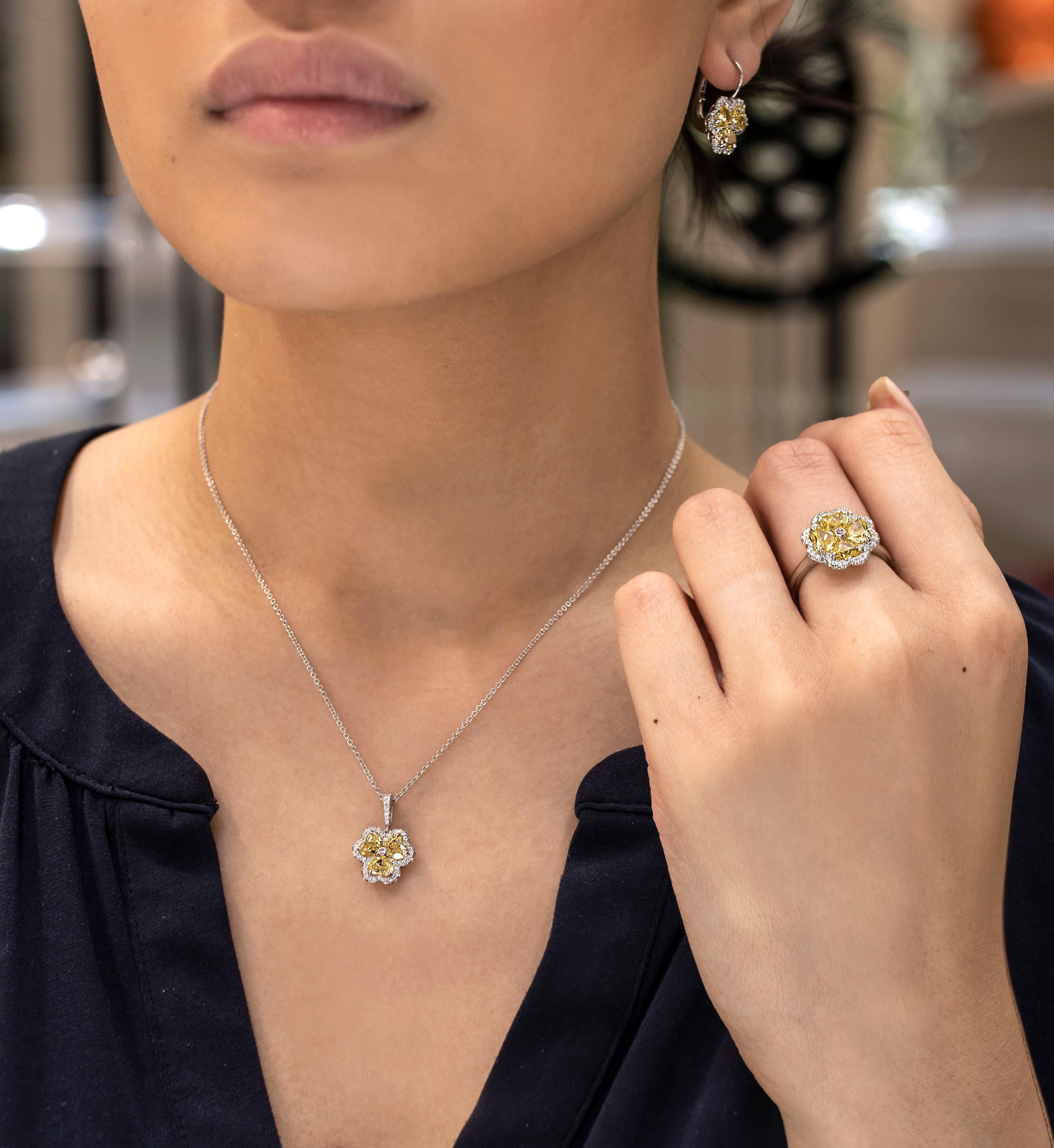 2,21 Karat Herzform Fancy Intense Gelber Diamant Kleeblatt Mode-Ring (Herzschliff) im Angebot