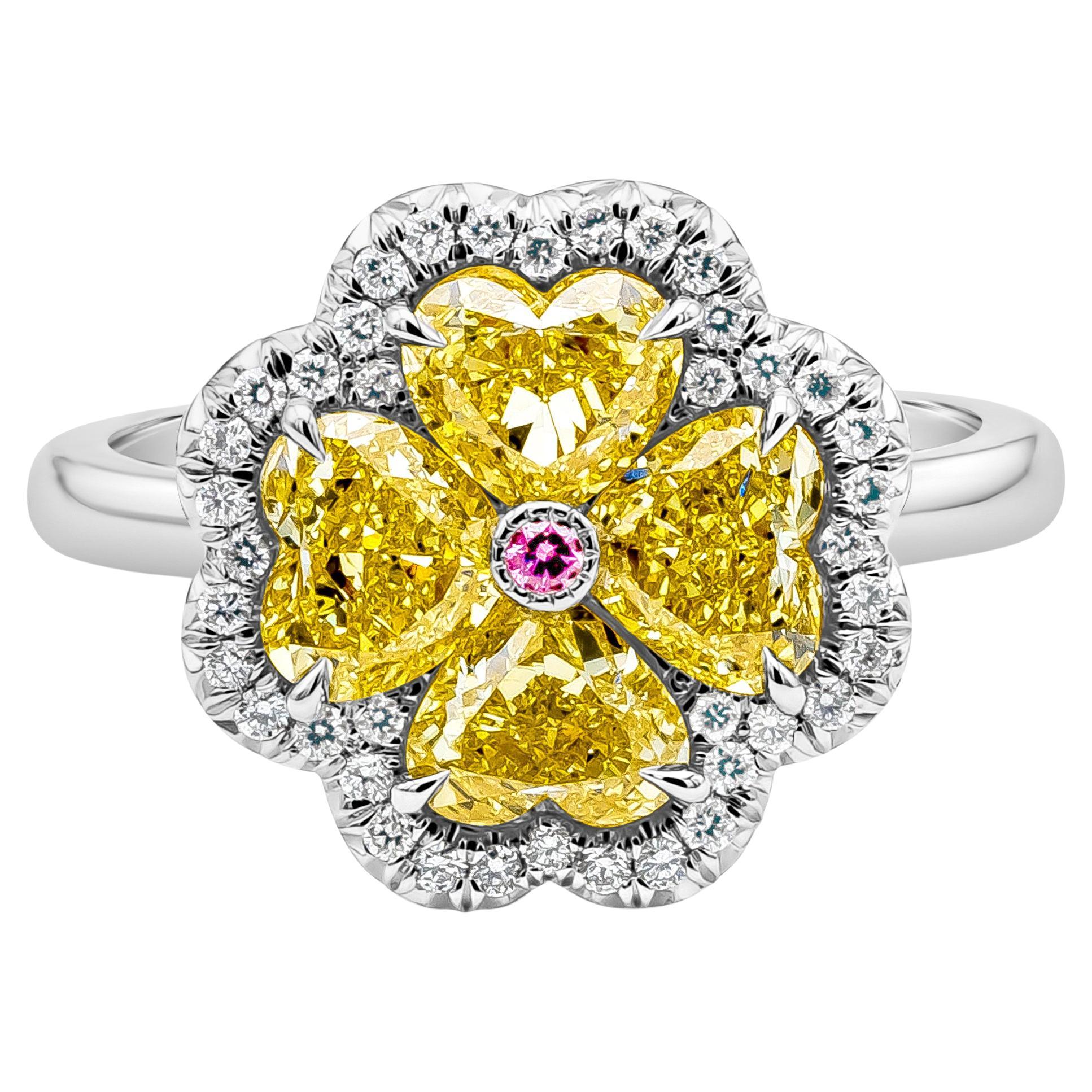 2.21 Carats Bague en forme de coeur en diamant jaune intense trèfle feuille de mode en vente