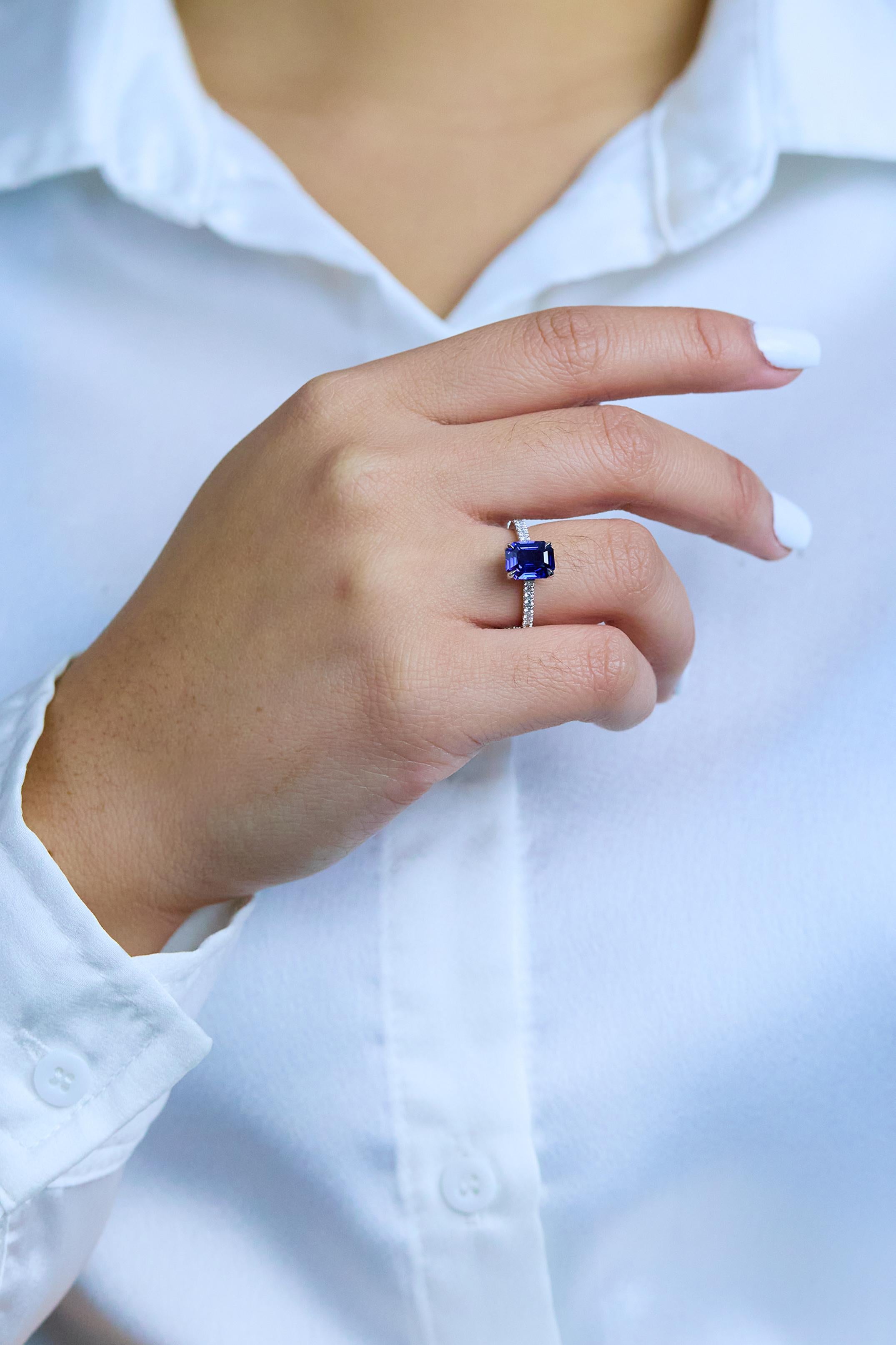 Roman Malakov Anillo de compromiso de zafiro azul talla esmeralda y diamante de 2,22 quilates Contemporáneo en venta
