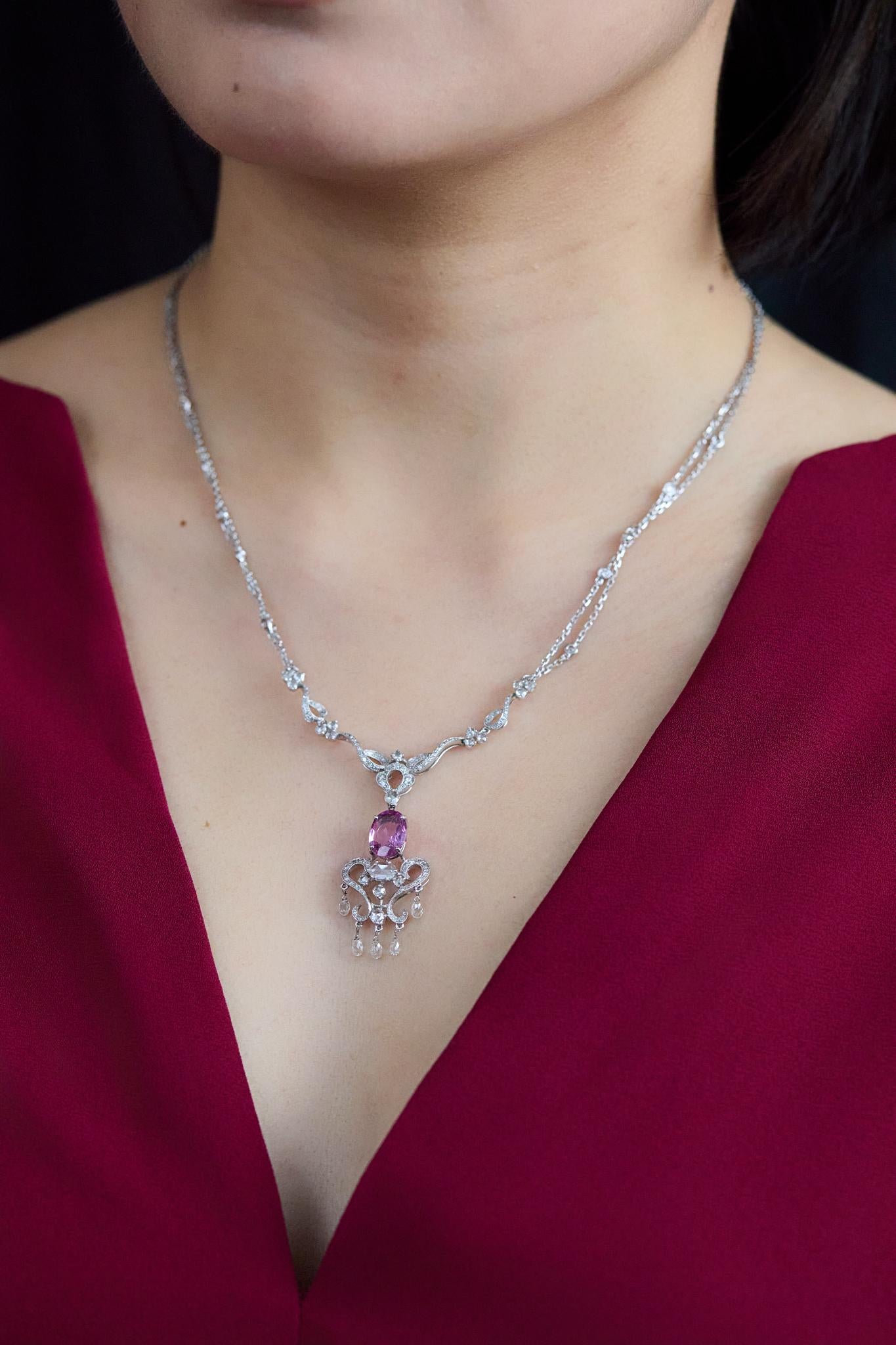 Taille ovale Roman Malakov Collier à pendentifs en saphir rose taillé en ovale de 2,24 carats et diamants en vente