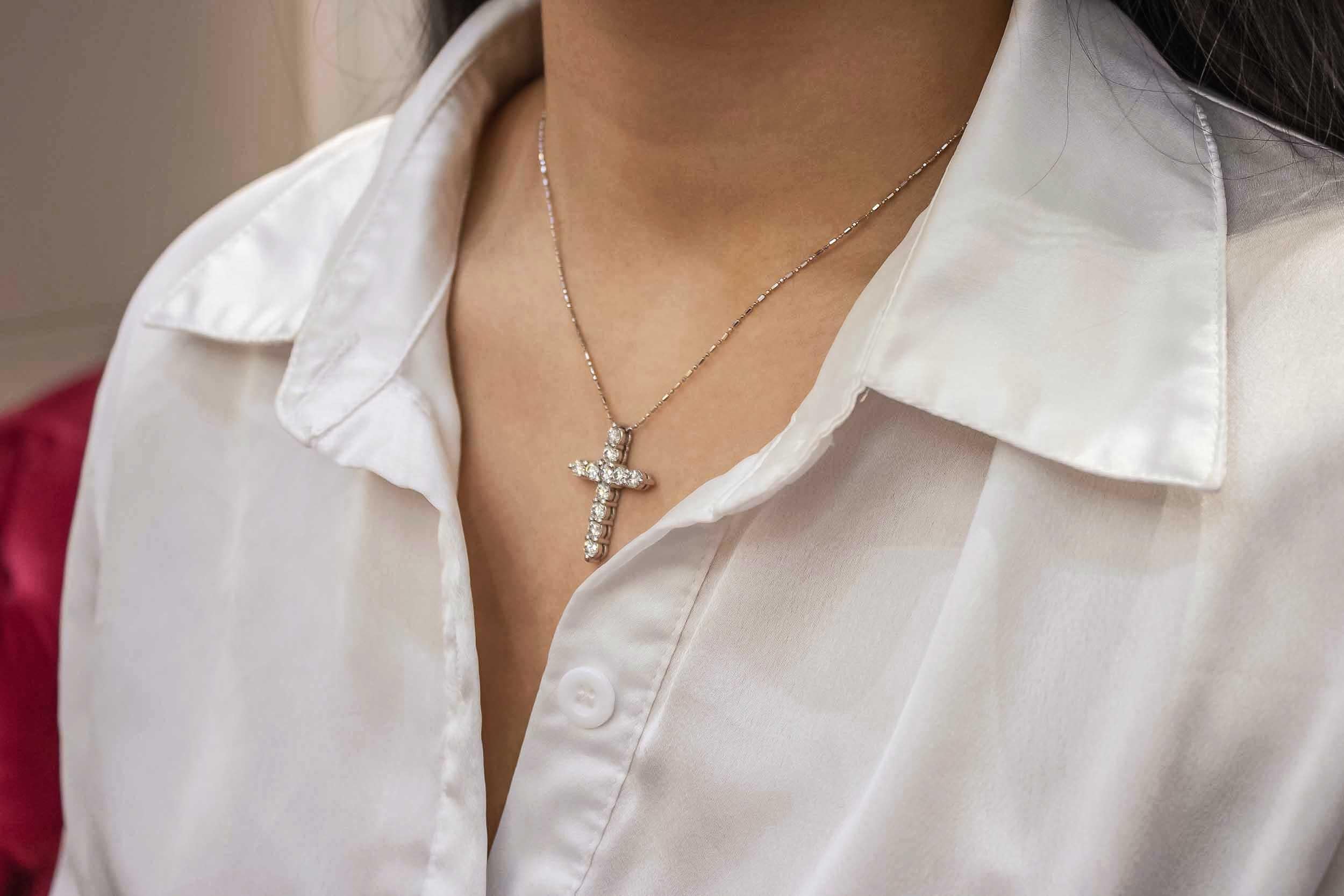 Contemporary Roman Malakov 2.24 Carat Round Diamond Cross Pendant Necklace For Sale