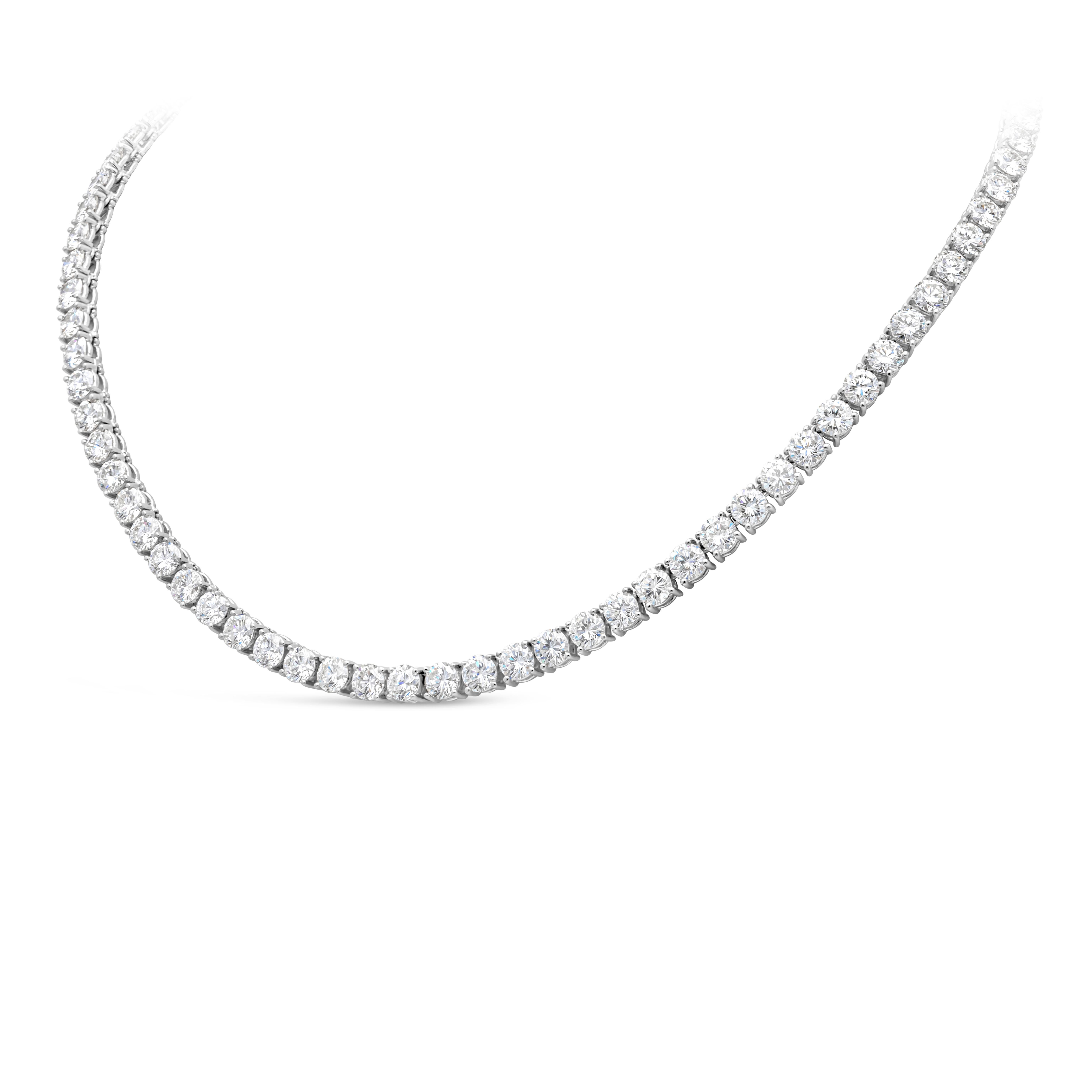 Ein eleganter High-End-Schmuck, der eine Reihe von Diamanten im runden Brillantschliff mit einem Gesamtgewicht von 22,59 Karat, Farbe E-F und Reinheit VS präsentiert. Diese atemberaubende Tennis-Halskette ist fein auf Platin gefasst und hat eine
