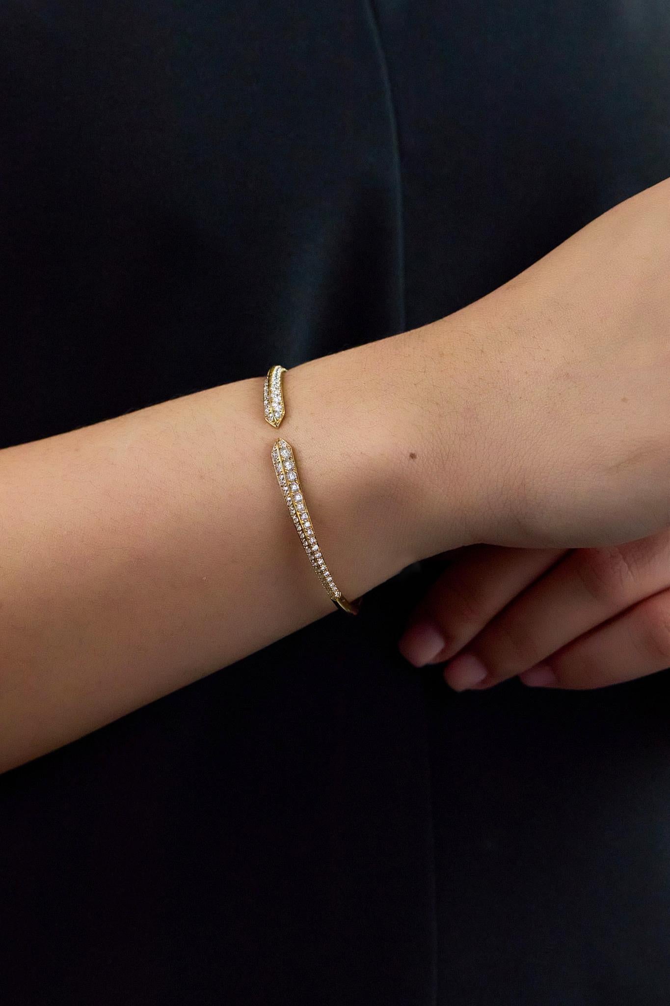 2.35 Carats Total Round Brilliant Cut Diamond Cuff Bangle Bracelet Neuf - En vente à New York, NY
