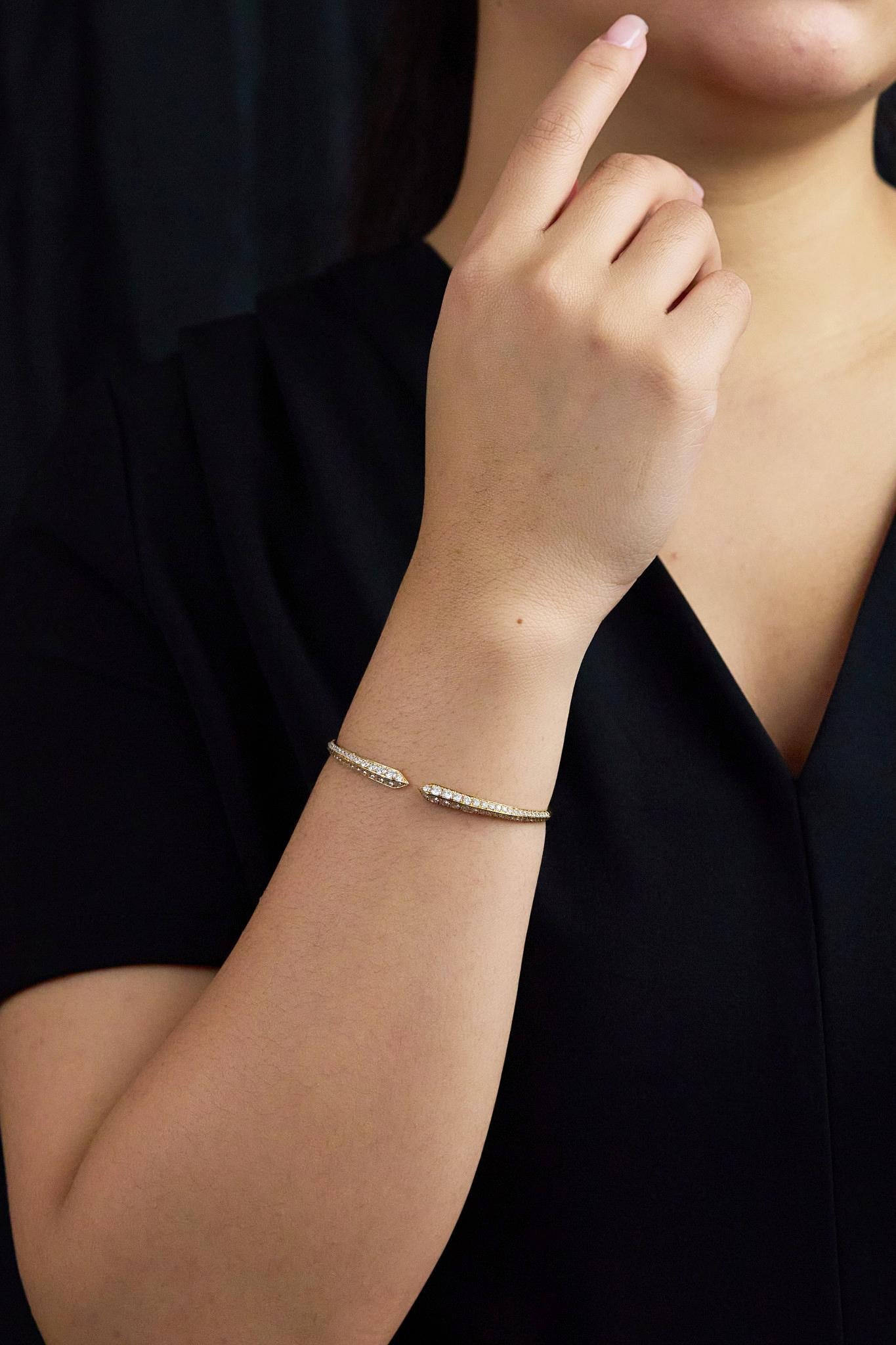 2.35 Carats Total Round Brilliant Cut Diamond Cuff Bangle Bracelet Pour femmes en vente