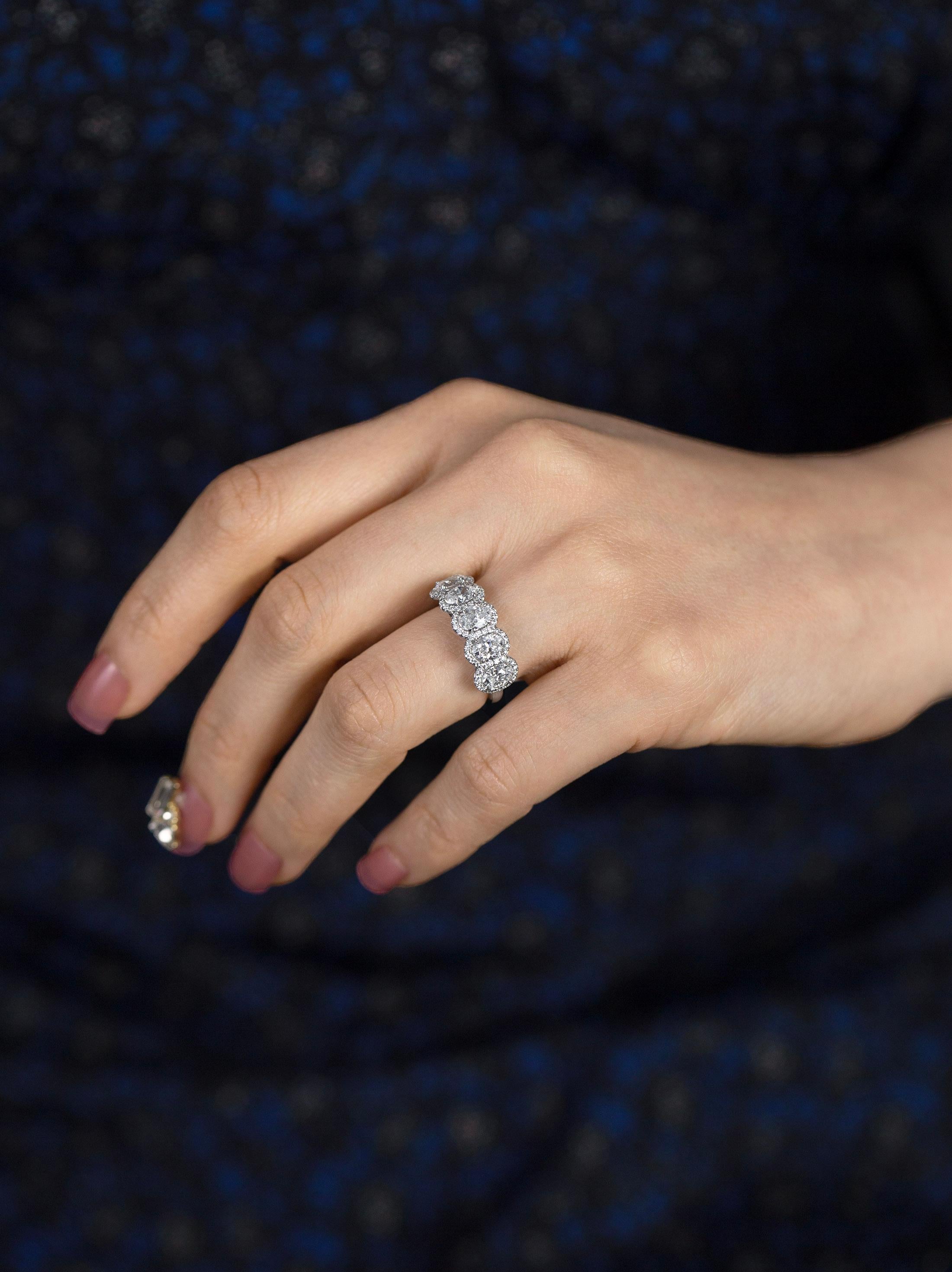 Roman Malakov, alliance à cinq pierres avec halo de diamants taille ovale de 2,36 carats au total Pour femmes en vente