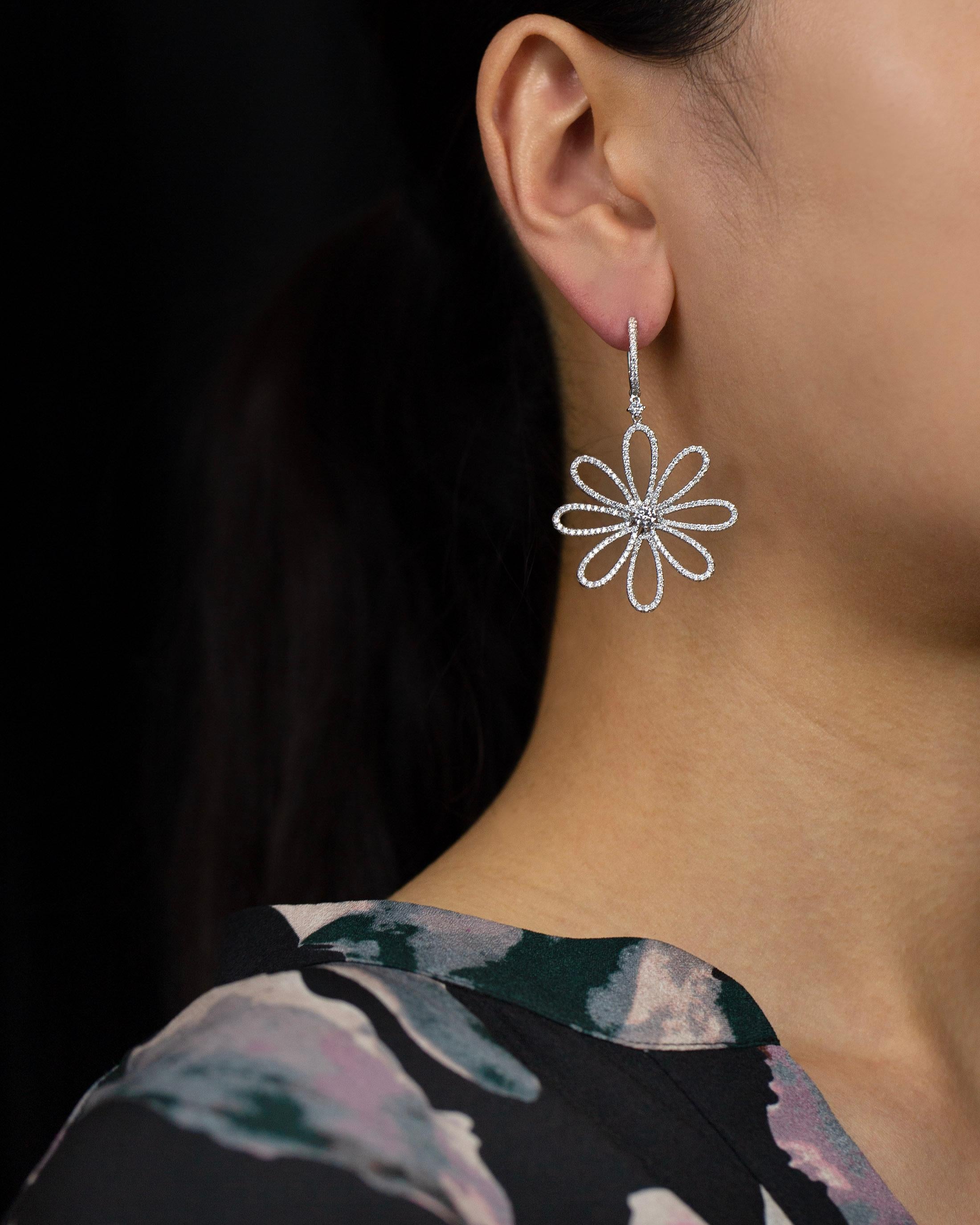 Contemporain Pendants d'oreilles Roman Malakov en forme de fleur avec diamants ronds et brillants de 2,38 carats au total en vente