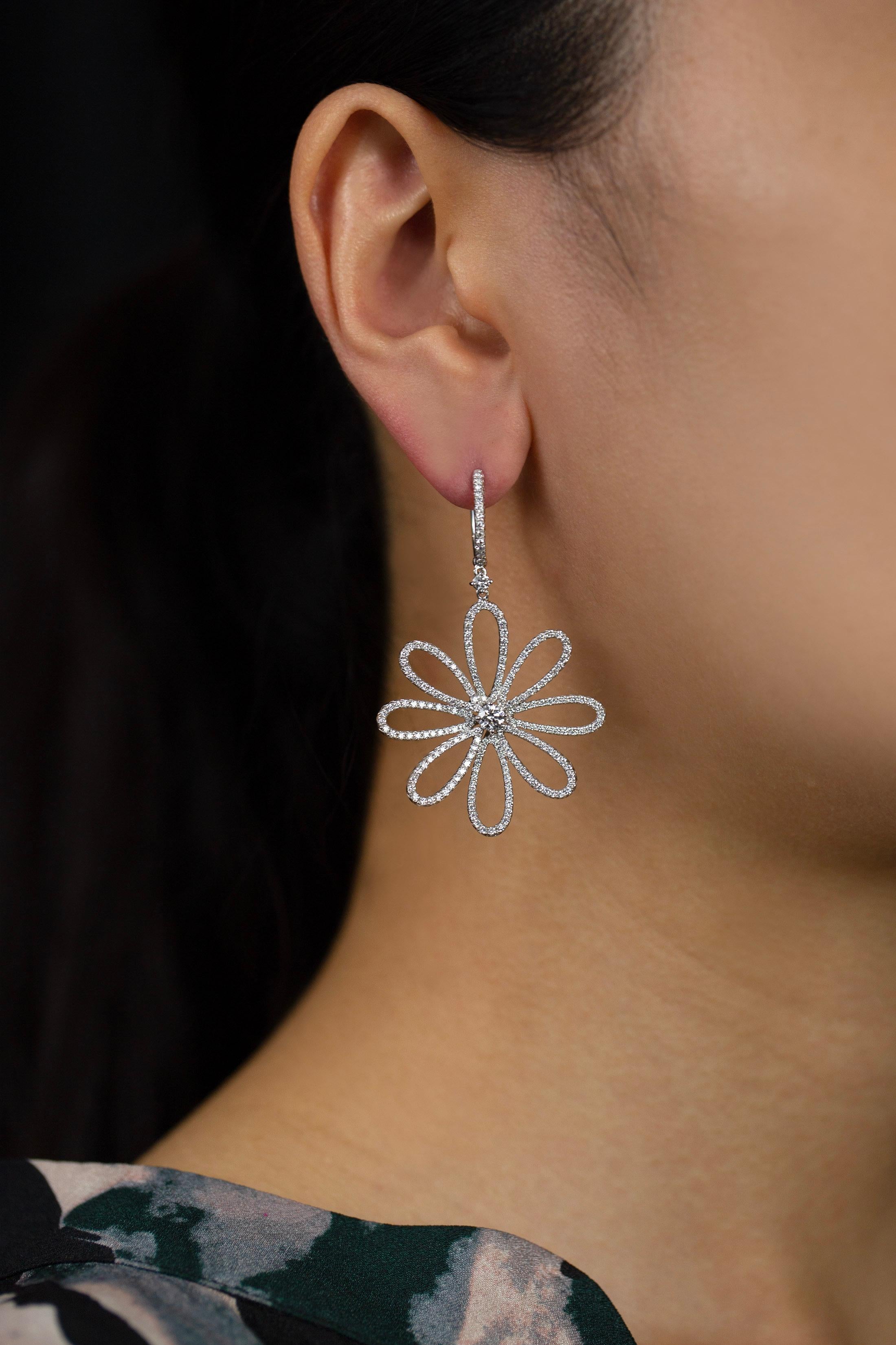 Taille ronde Pendants d'oreilles Roman Malakov en forme de fleur avec diamants ronds et brillants de 2,38 carats au total en vente