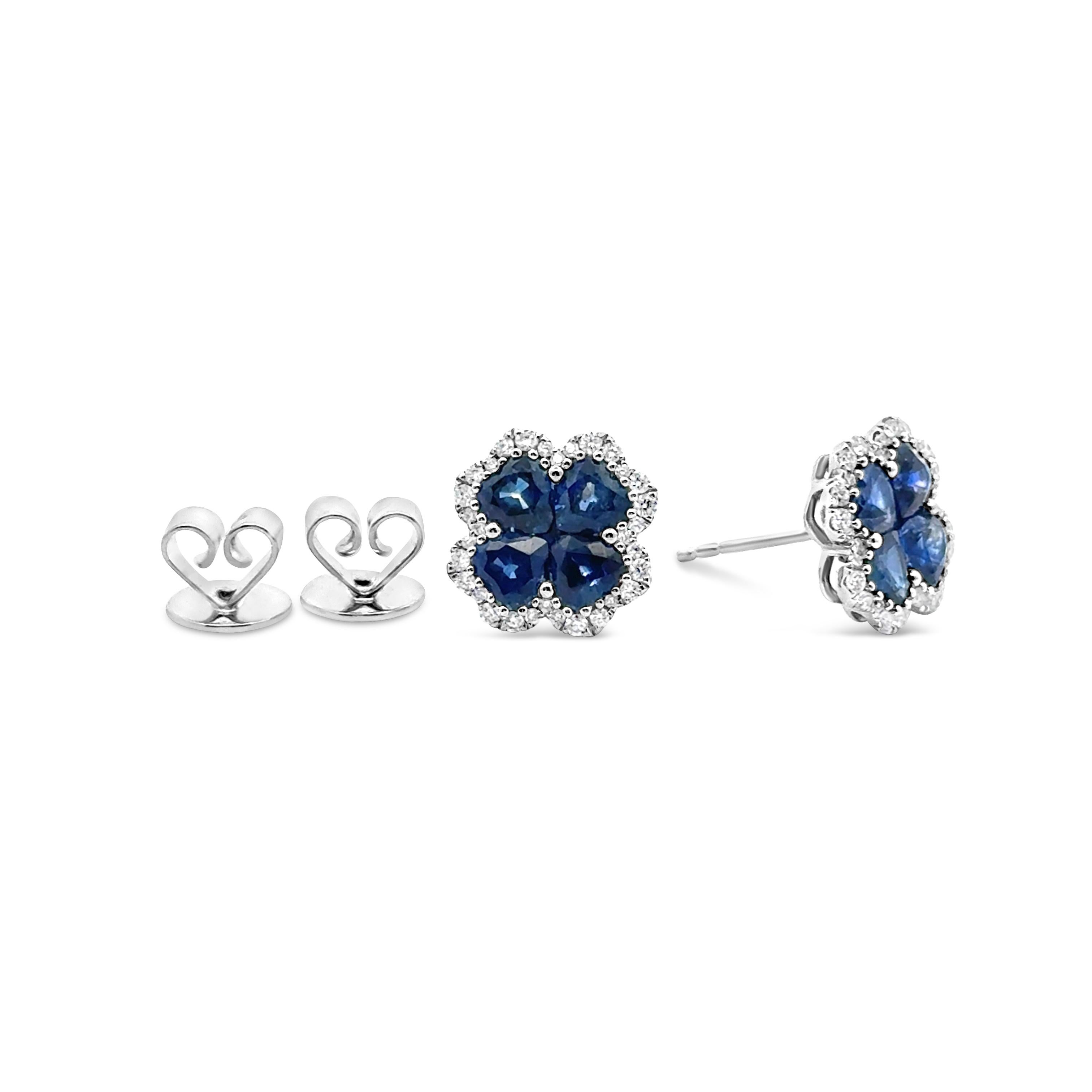 Une paire de boucles d'oreilles chic, présentant des saphirs en forme de cœur pesant 2,48 carats au total, sertis d'un magnifique motif de trèfle. Elle est rehaussée d'un halo de diamants ronds pesant 0.31 carat au total, sertis sur une monture à